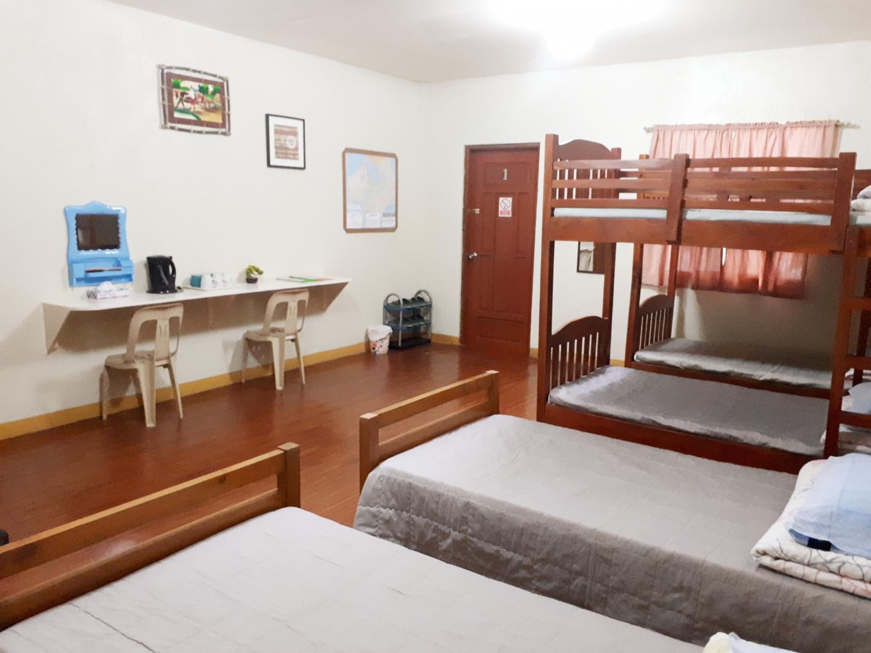 Economy Quadruple Room - Photo 5