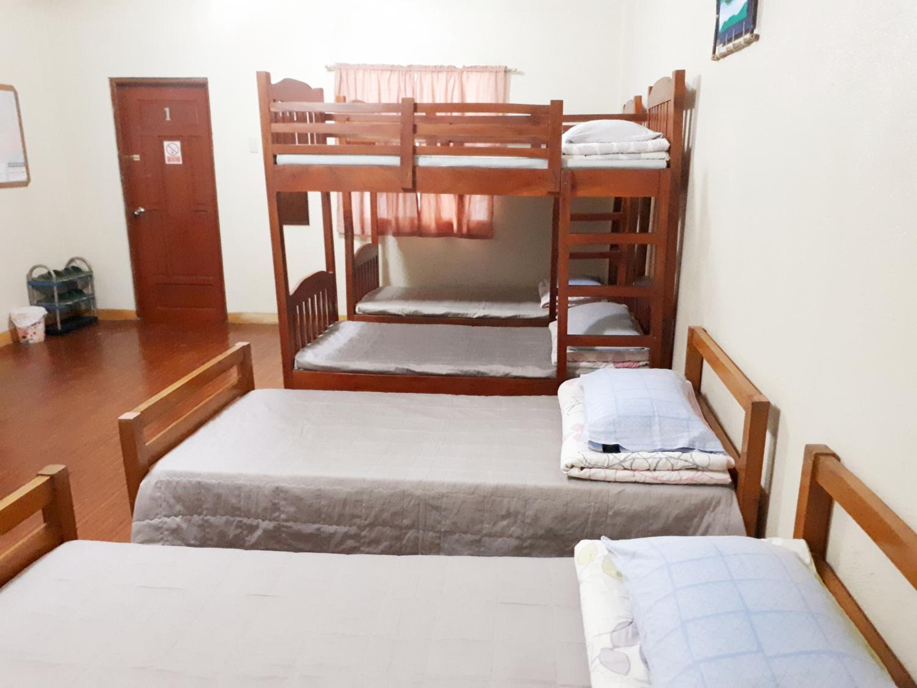 Economy Quadruple Room - Photo 3