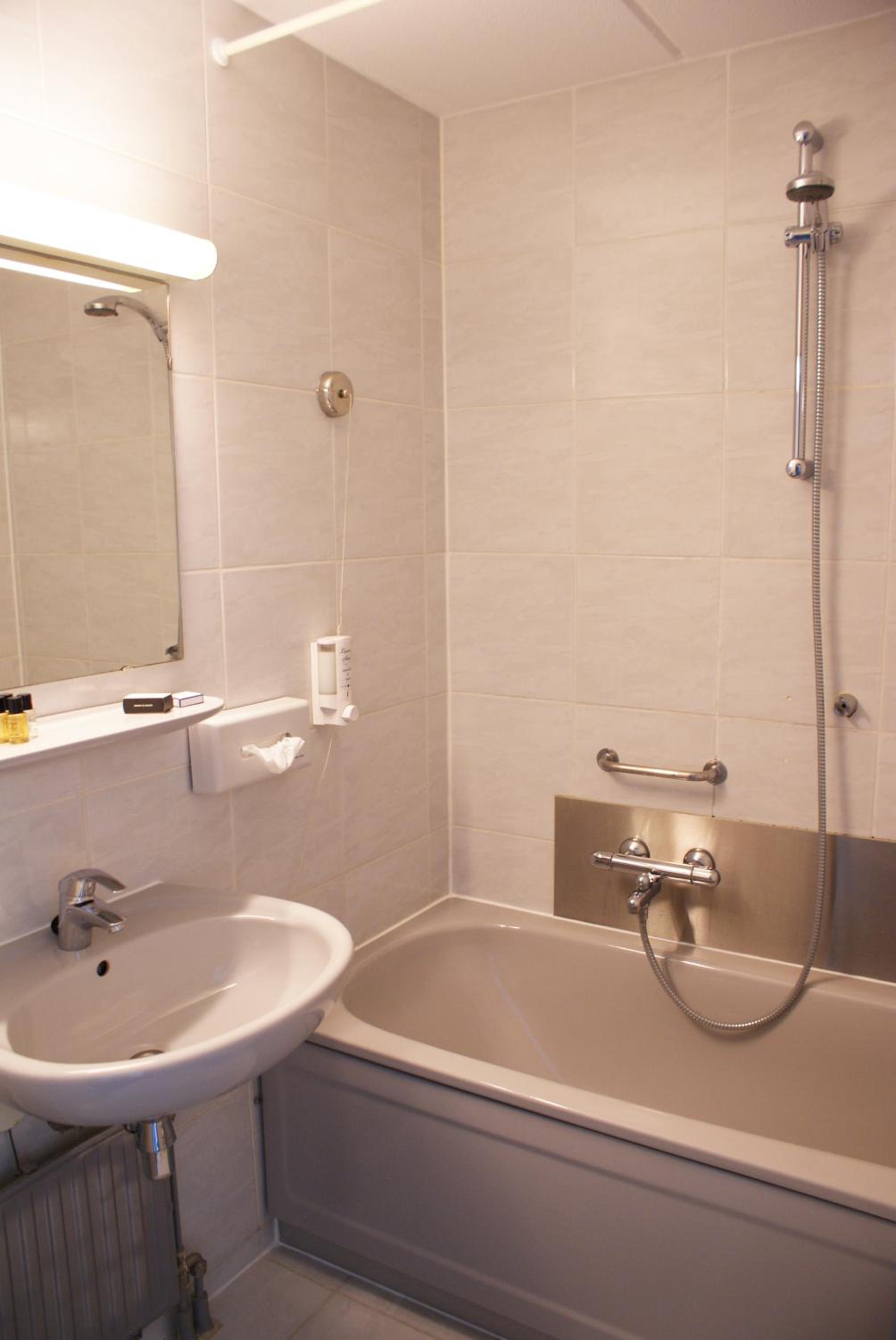 Standard Double Room with Balcony - Photo 3