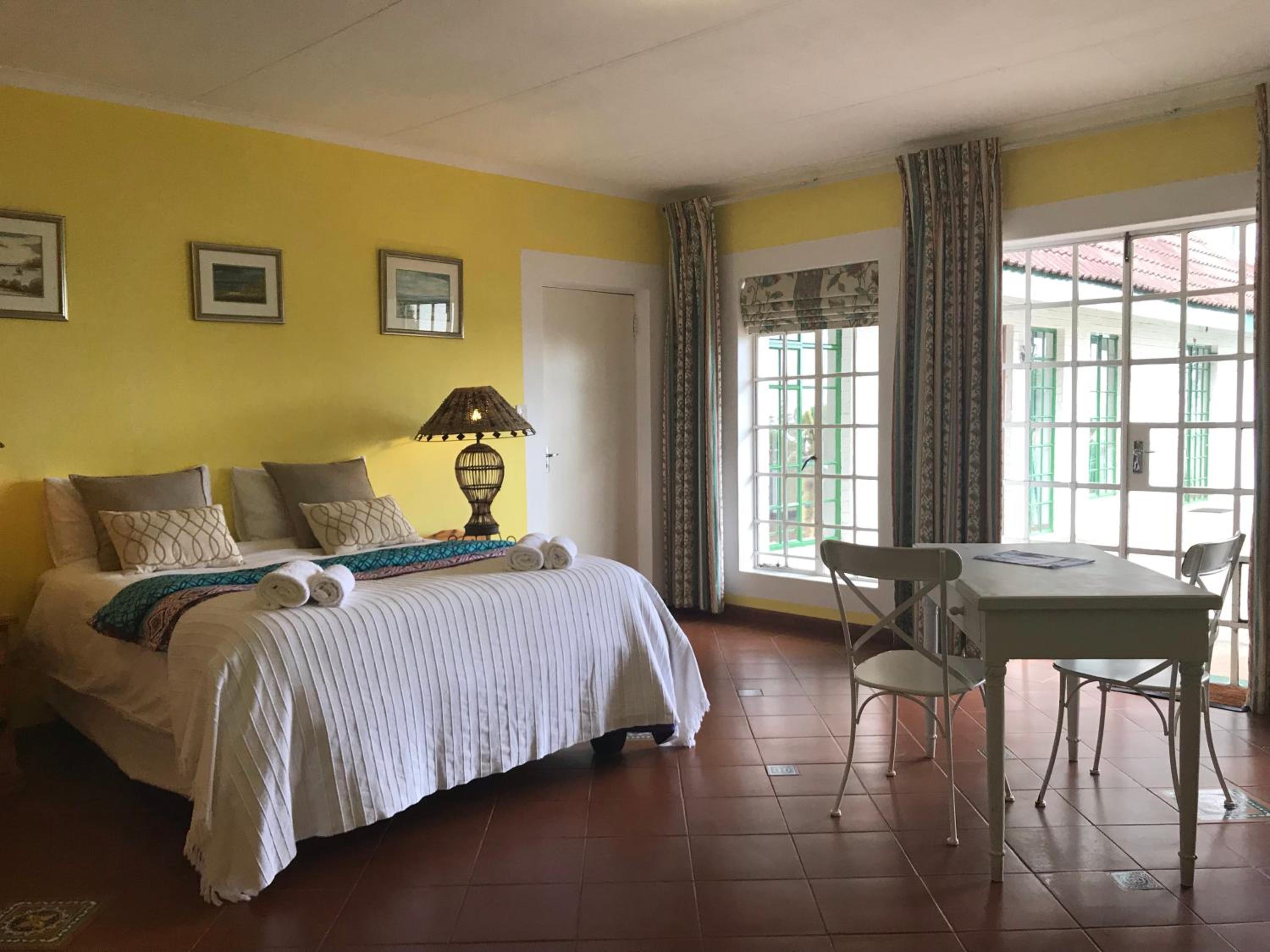 Queen Room with Pool View - Photo 8