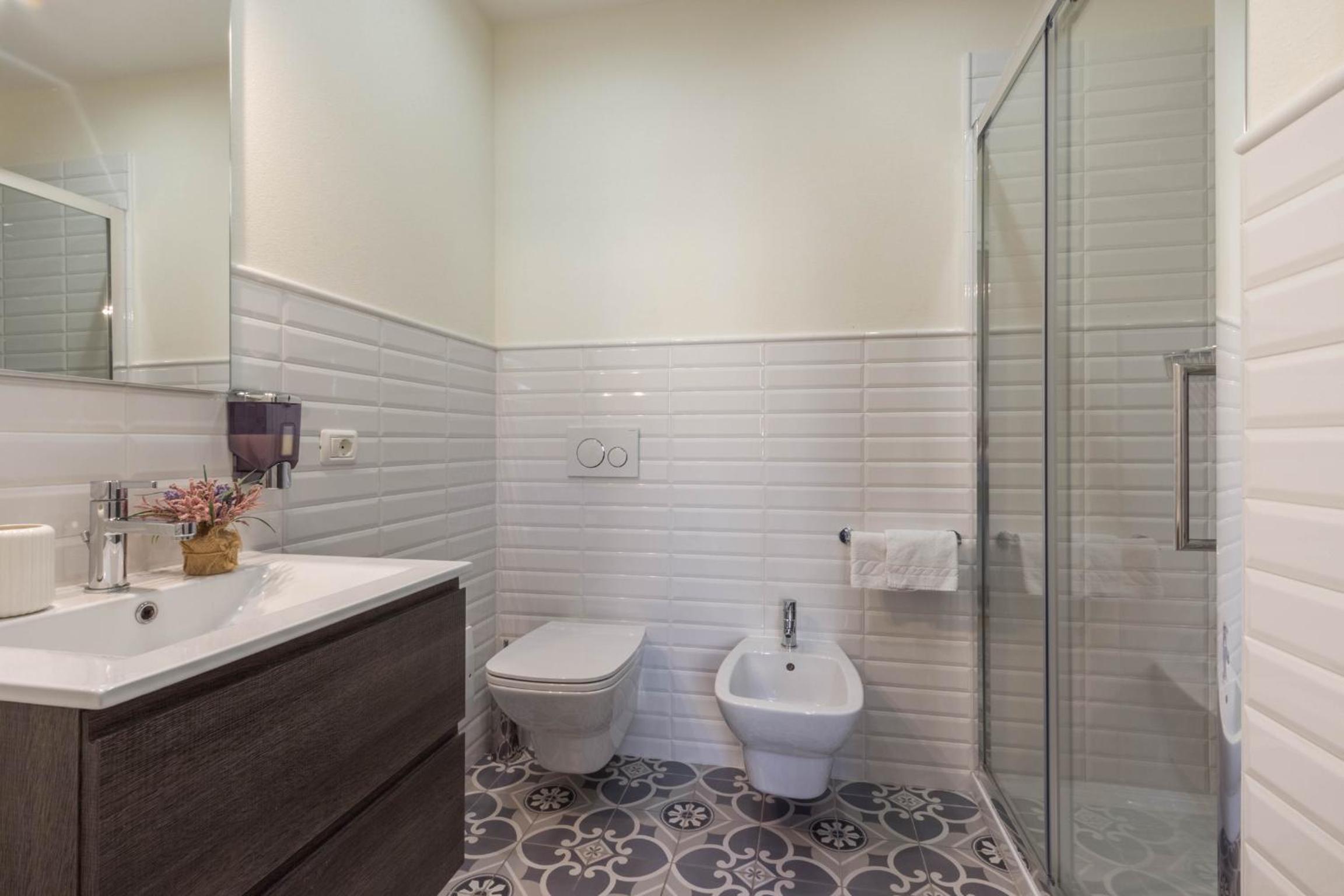 Deluxe Double Room with Balcony - Photo 5