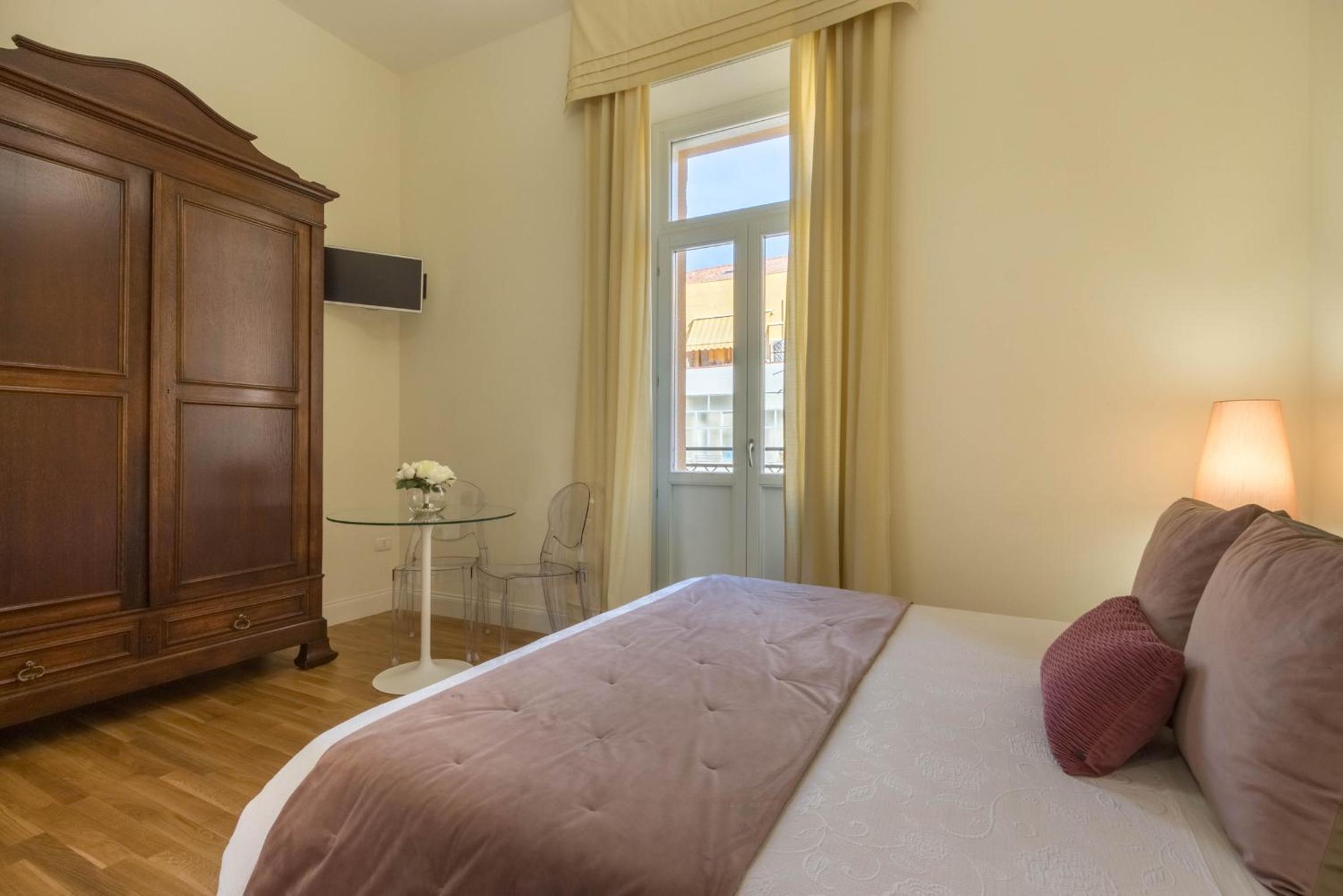 Deluxe Double Room with Balcony - Photo 7