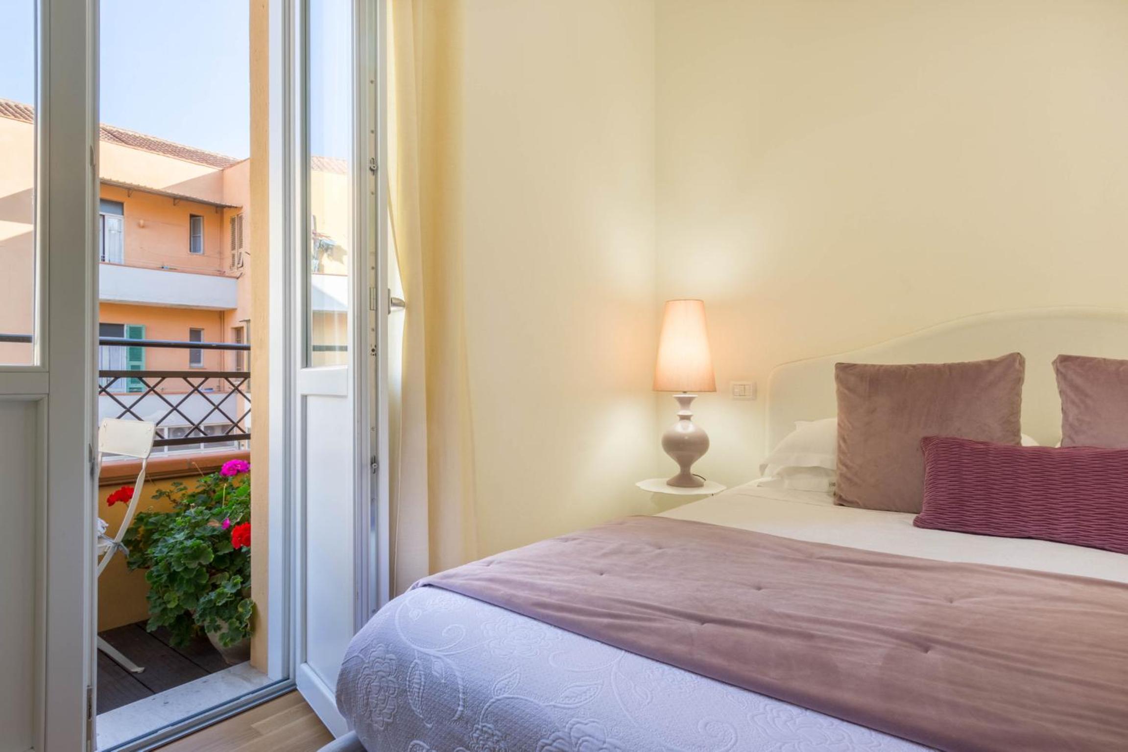 Deluxe Double Room with Balcony - Photo 8