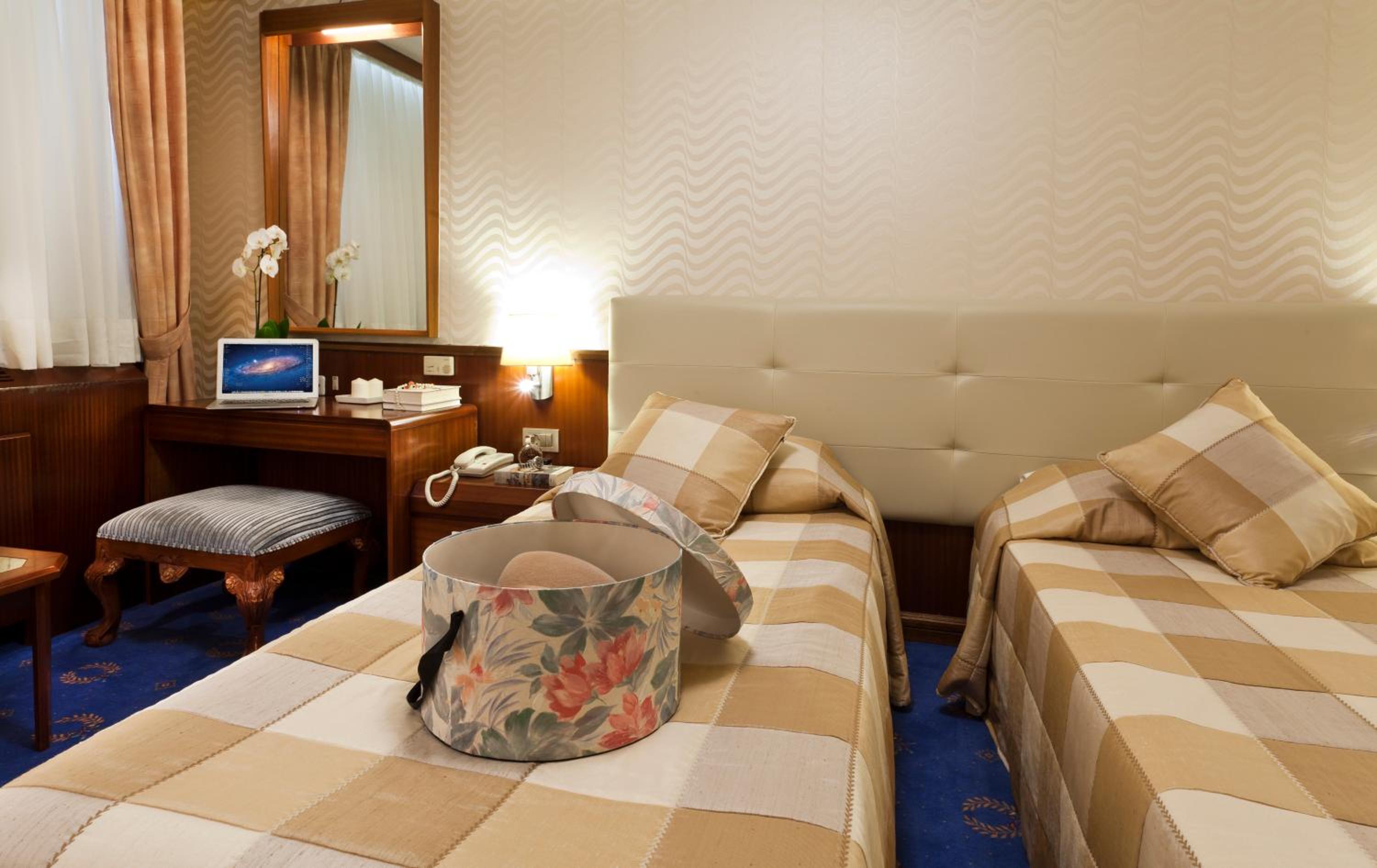 Suite - Photo 14