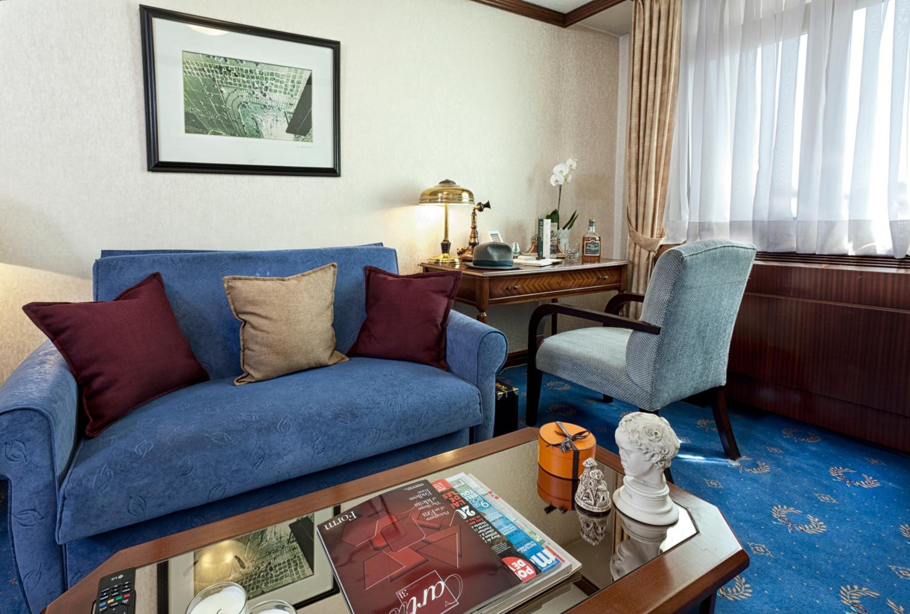 Suite - Photo 13