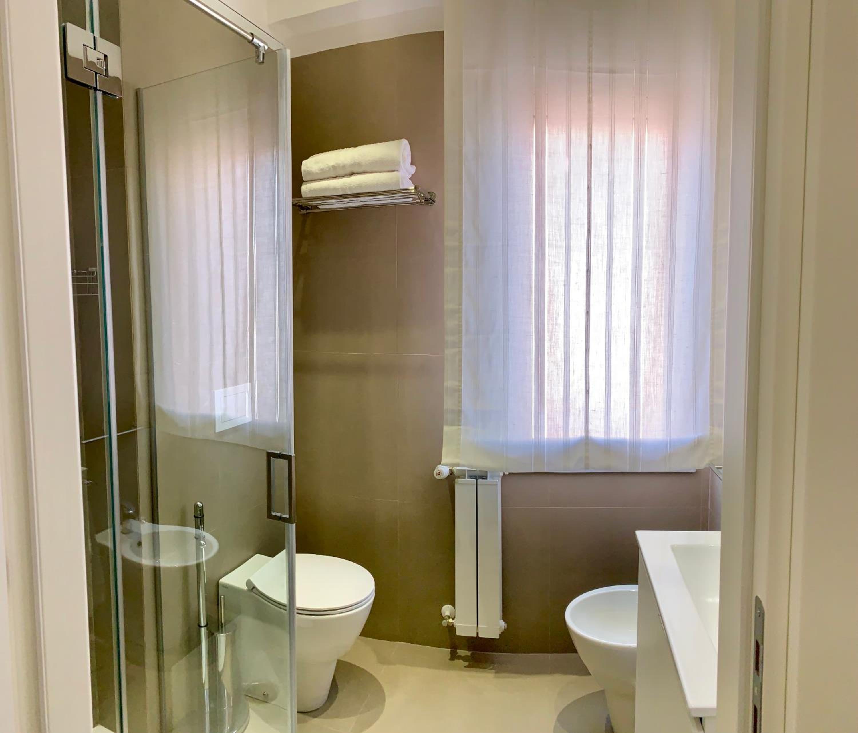 Double Room with Private Bathroom - Photo 3