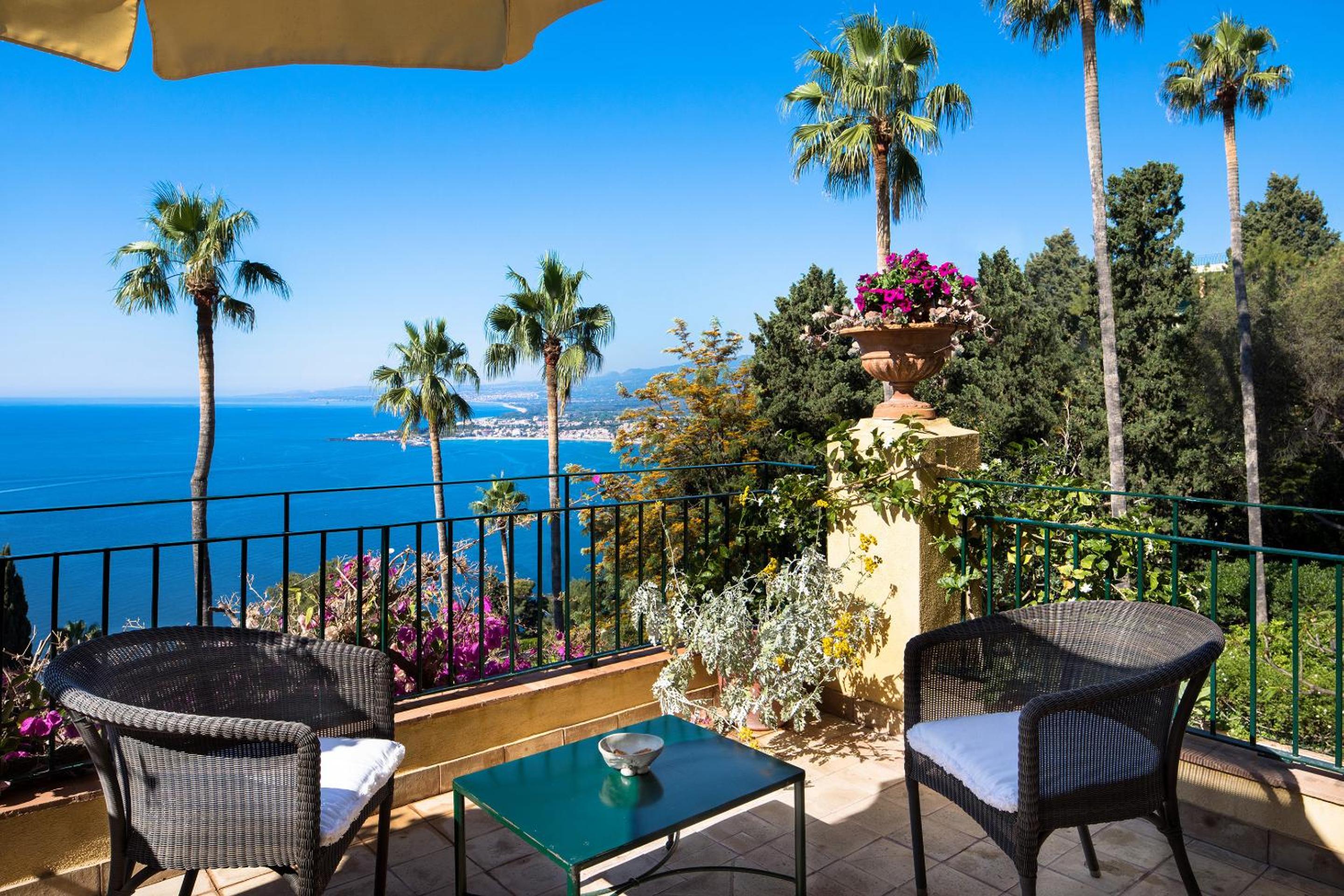 Double or Twin Room with Balcony and Sea View - Photo 7