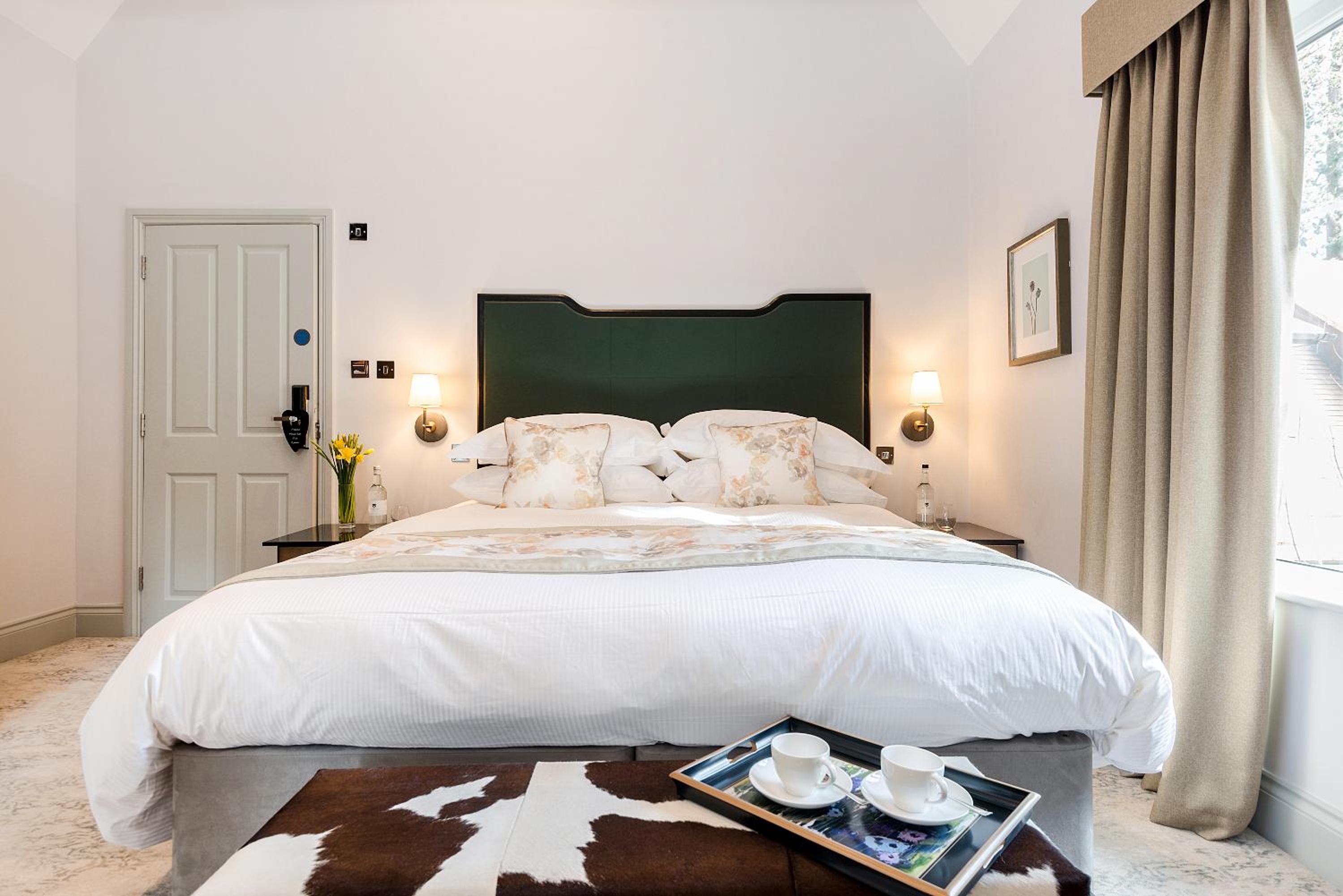 Deluxe King Room - Photo 9