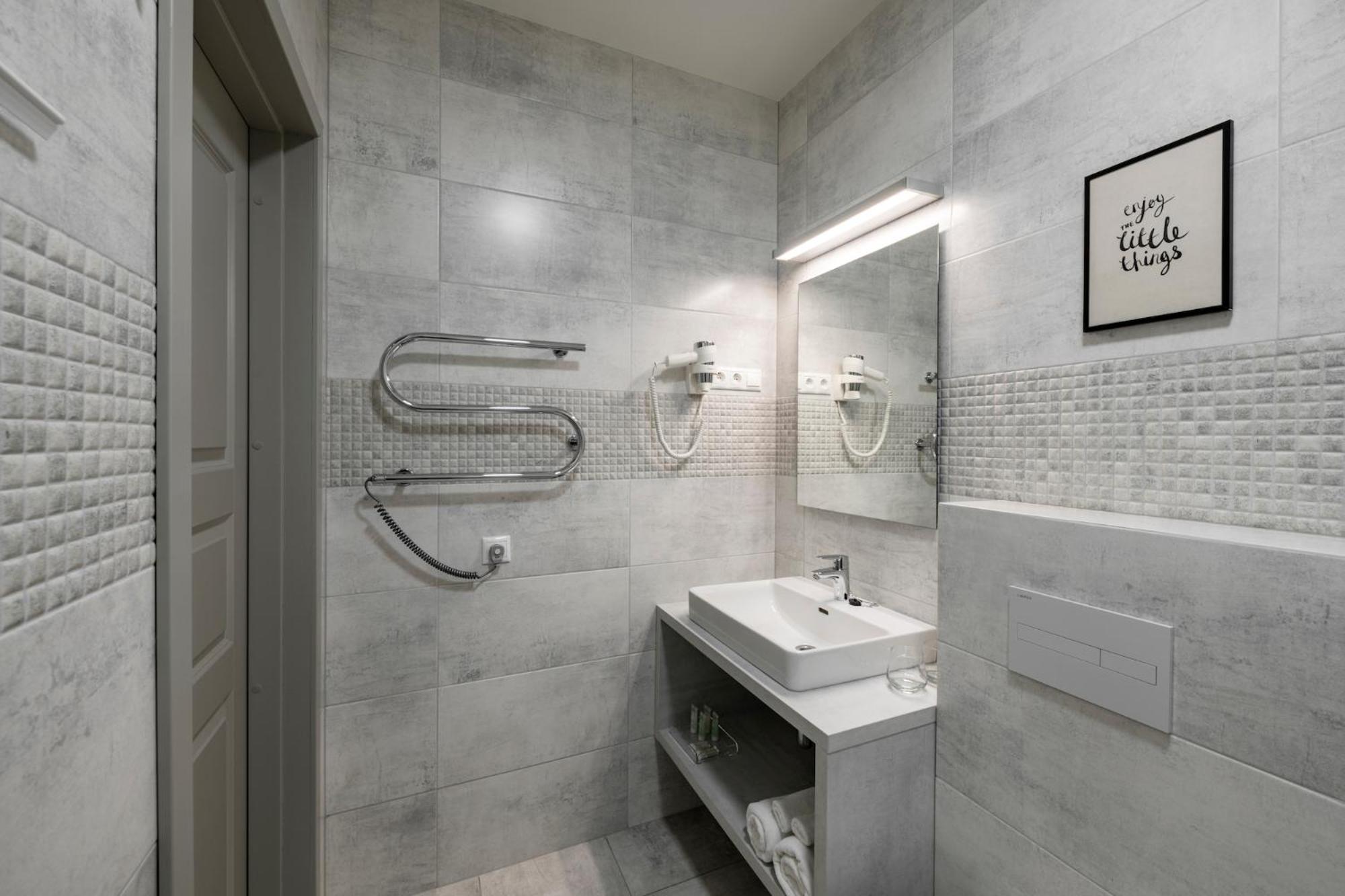 One-Bedroom Apartment - Photo 2