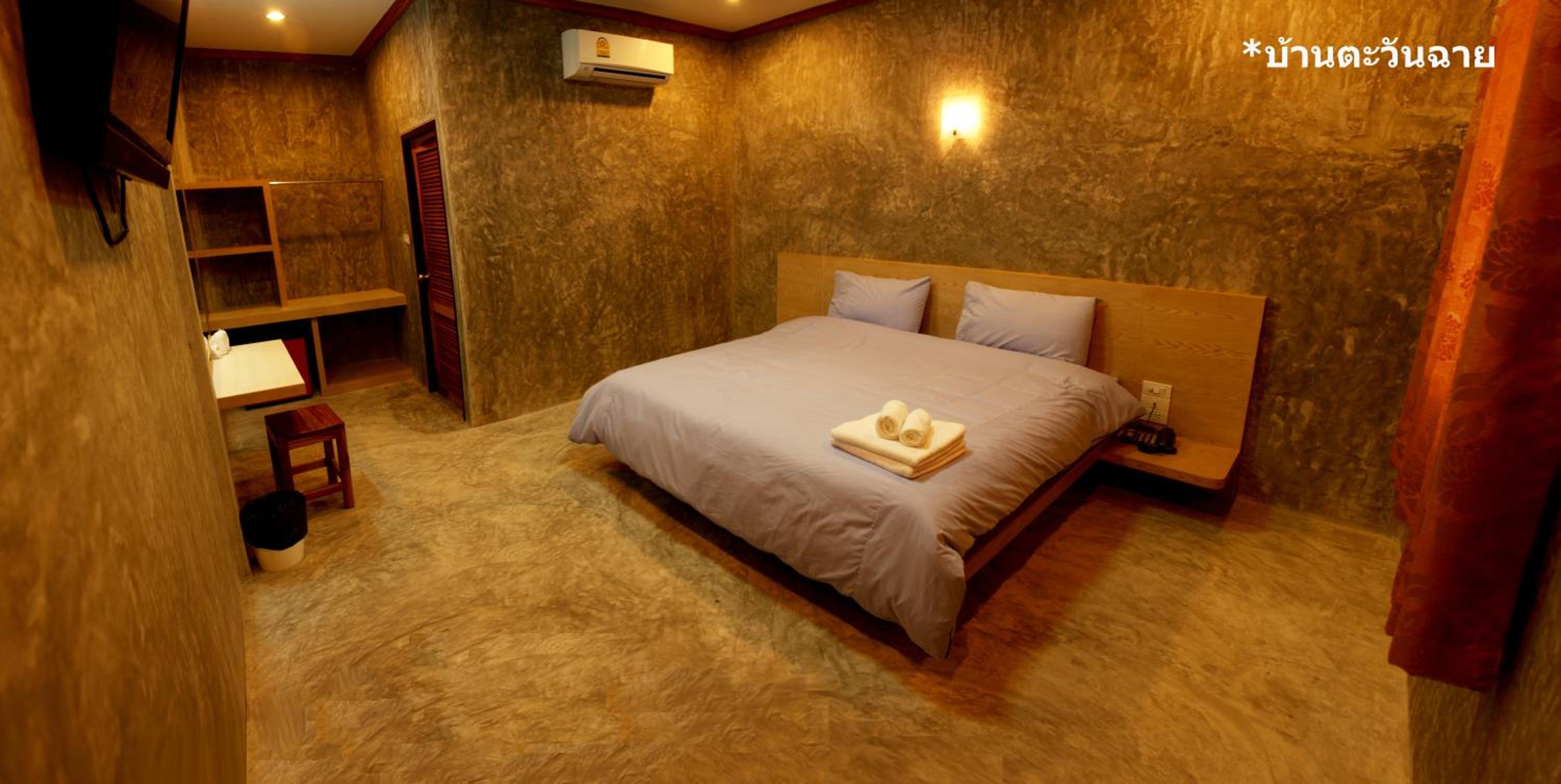 King Room with Balcony - Photo 4