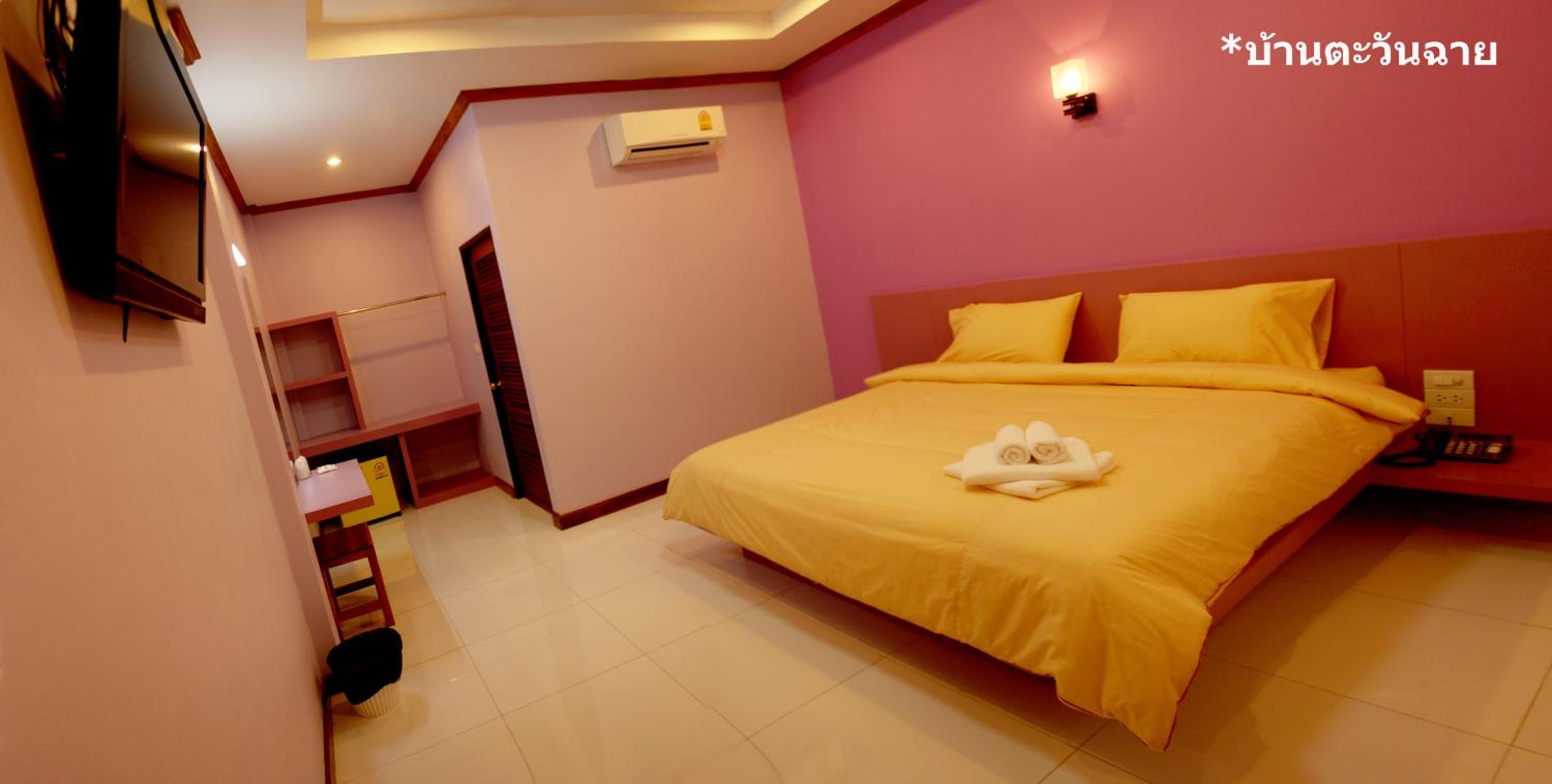 King Room with Balcony - Photo 5