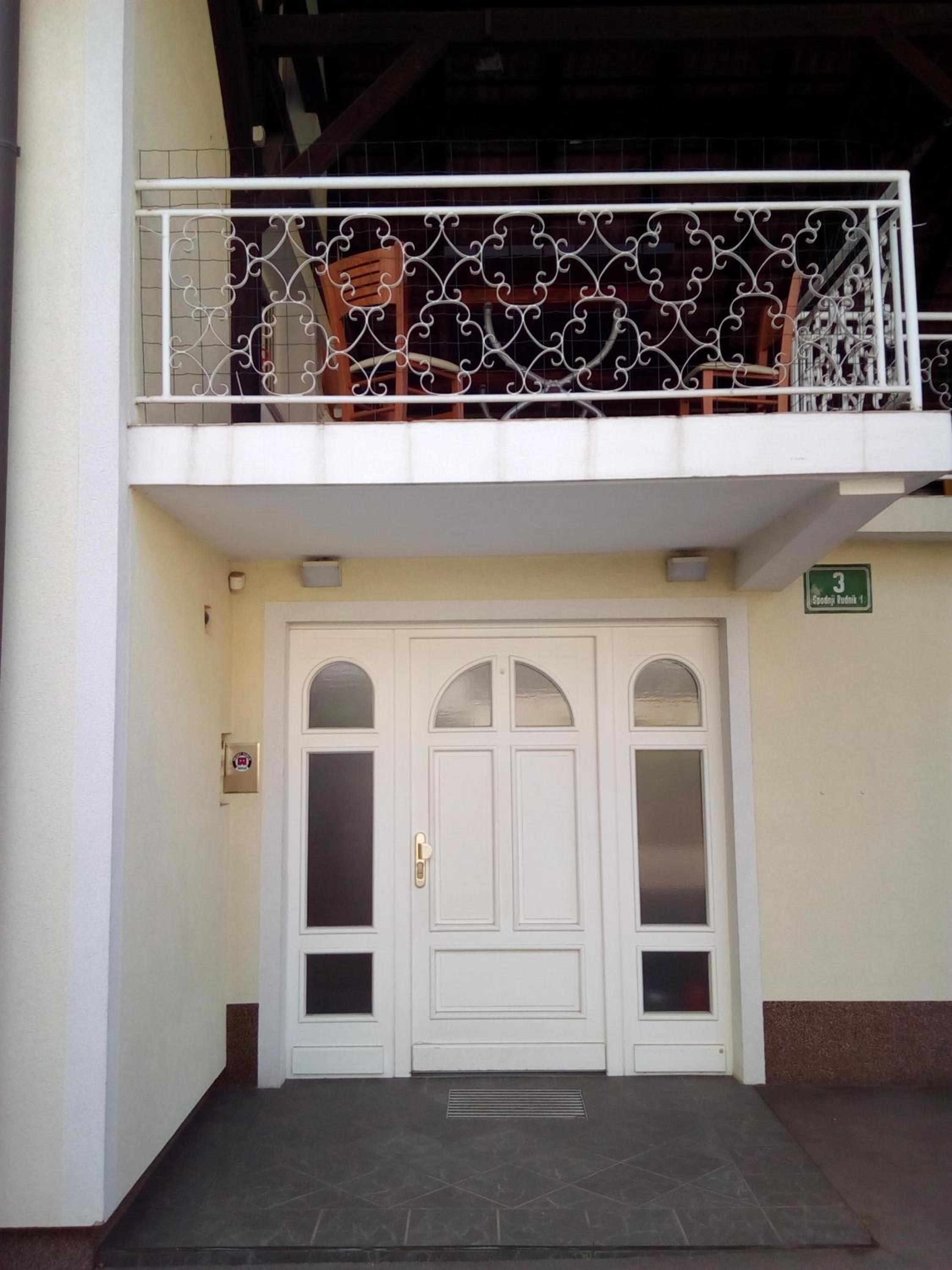 Apartment with Balcony - Photo 3