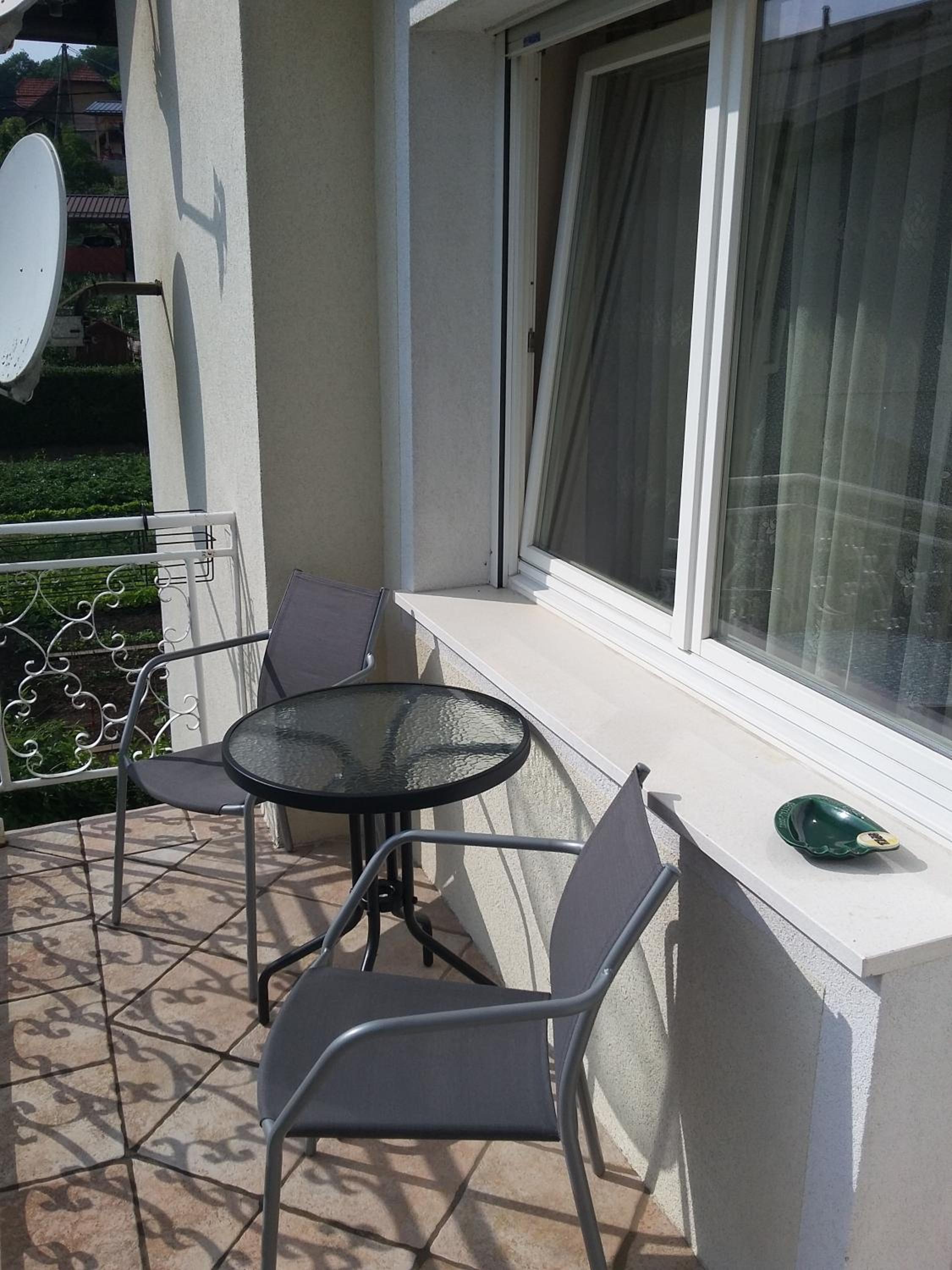 Apartment with Balcony - Photo 6