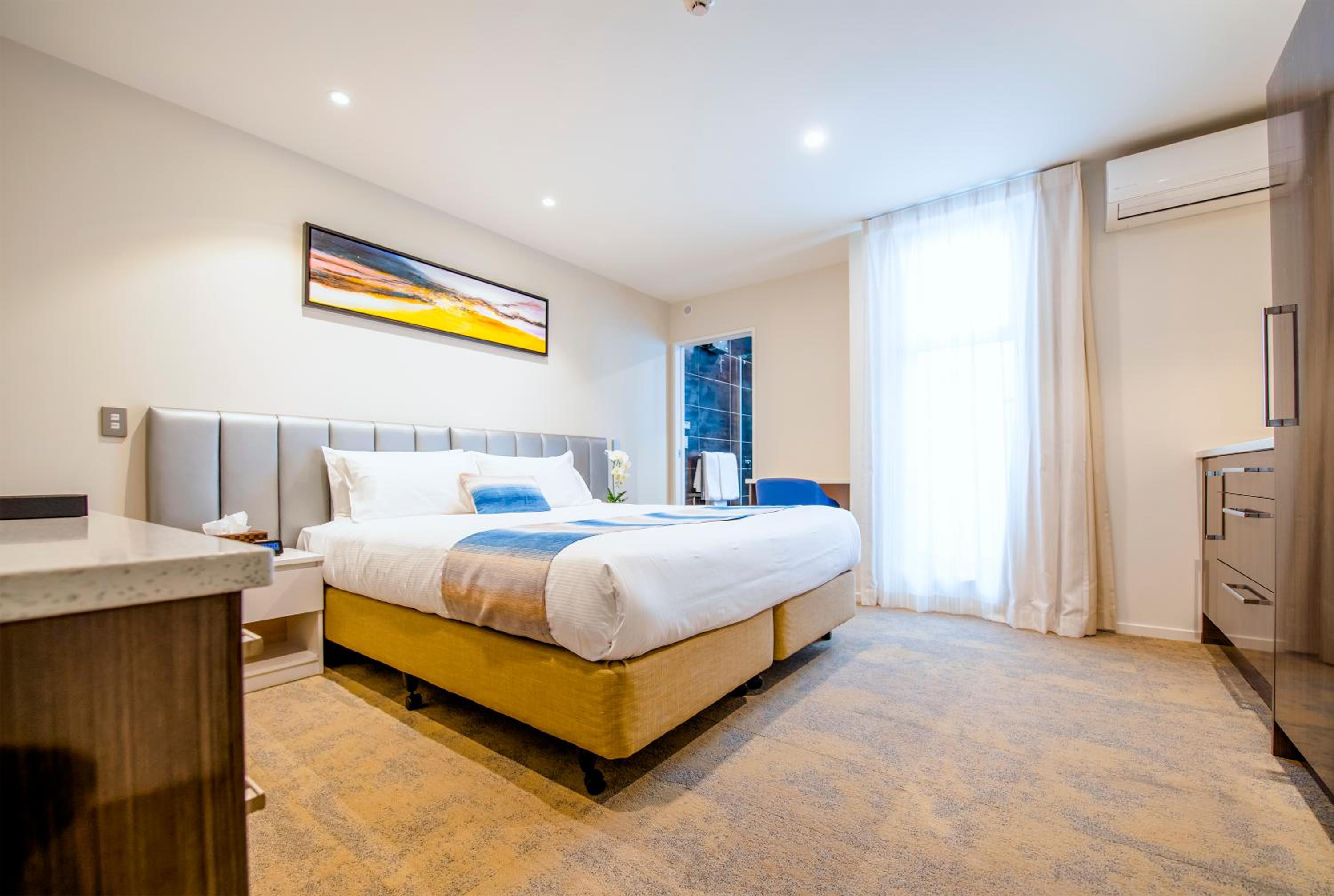 Deluxe King Room with Balcony - Photo 5