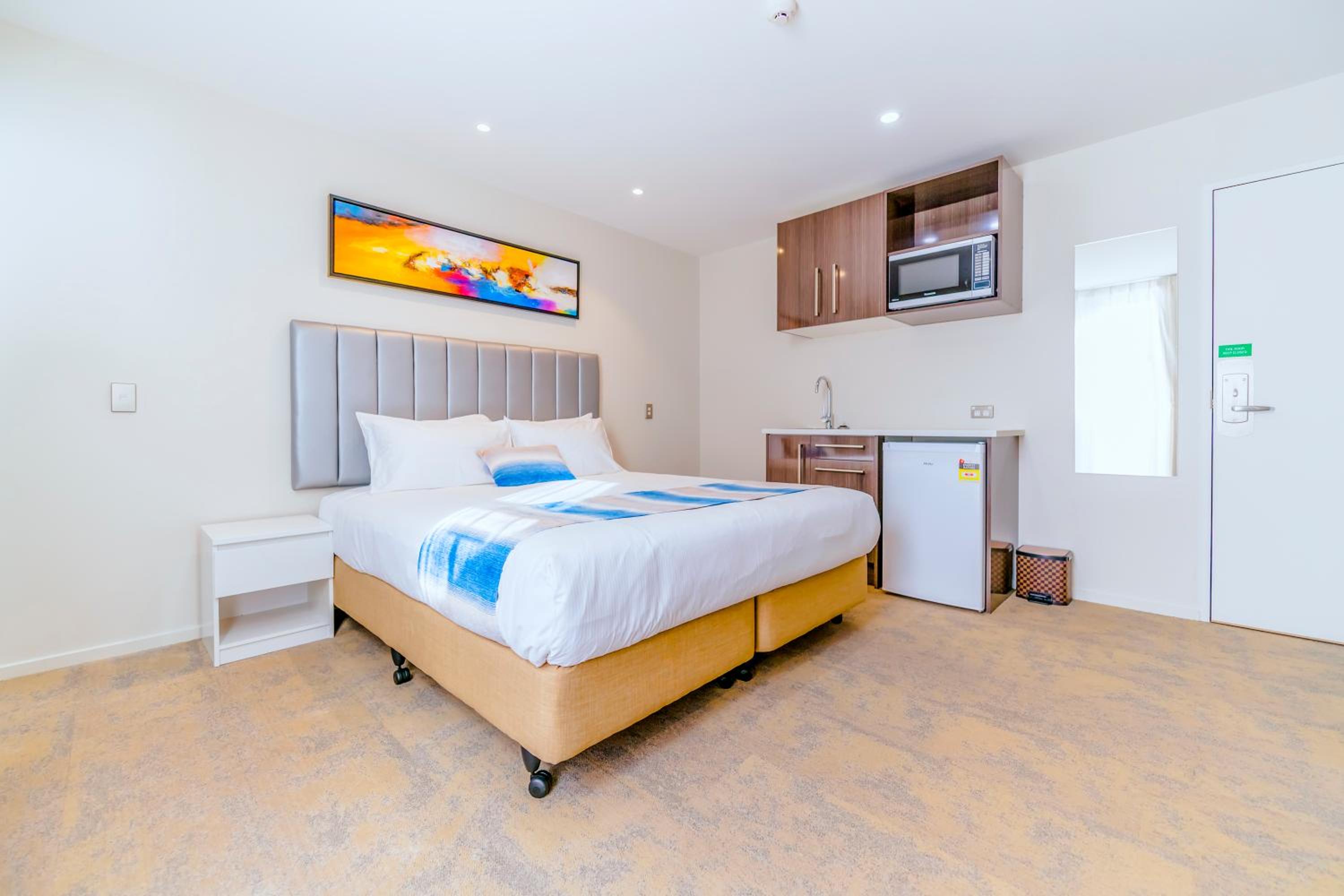 Deluxe King Room - Disability Access - Photo 8