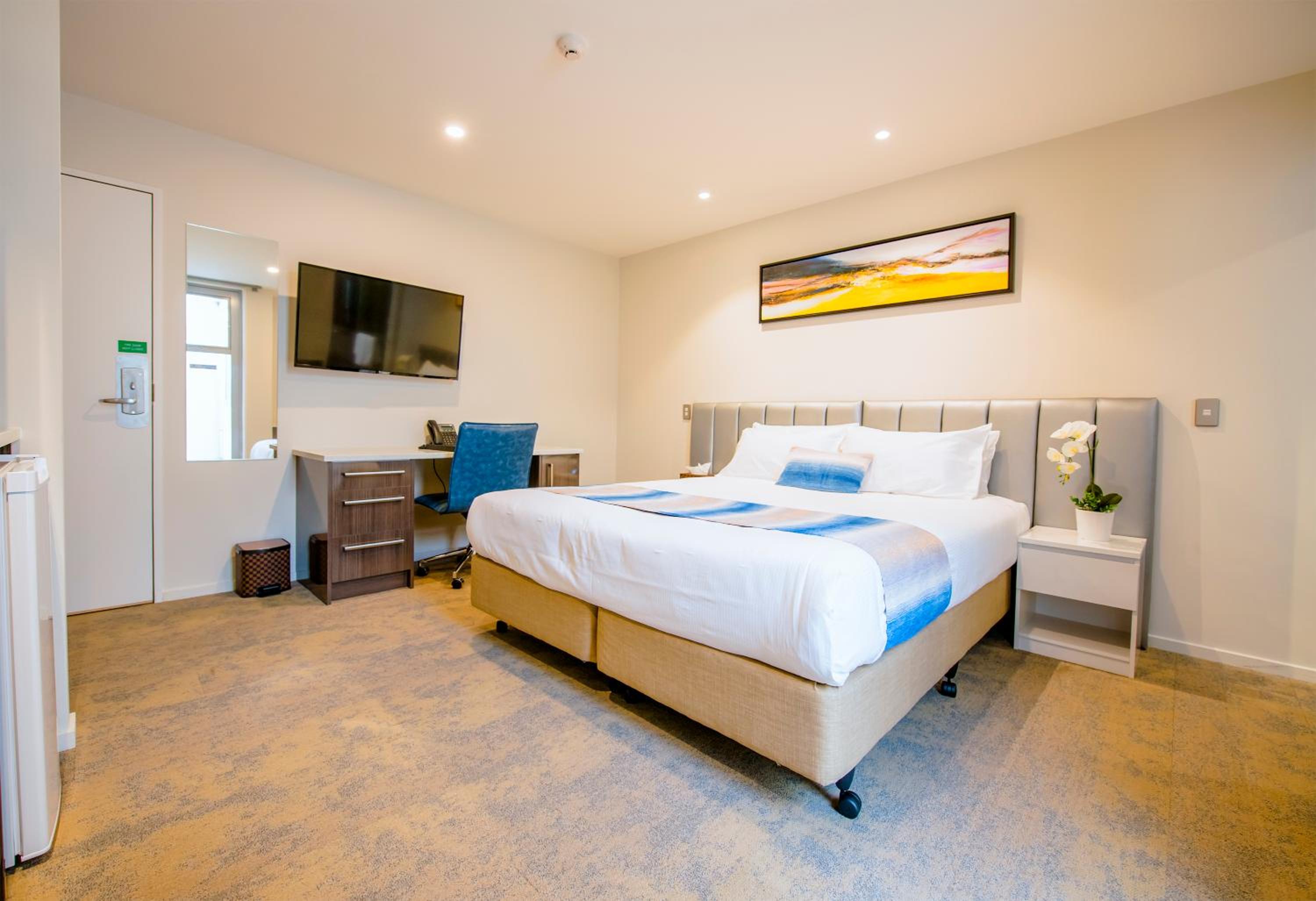 Deluxe King Room with Balcony - Photo 6