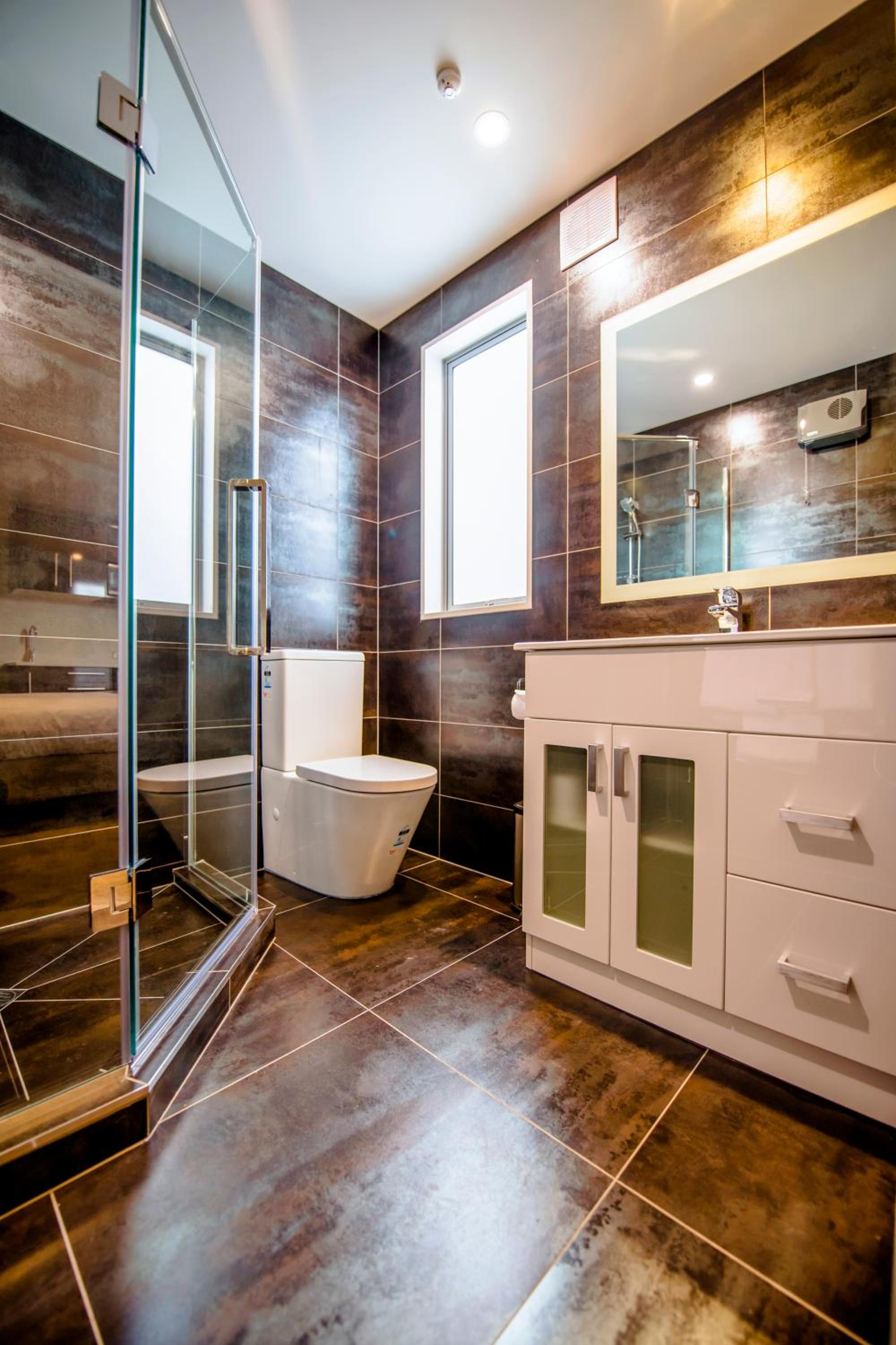 Deluxe King Room with Balcony - Photo 3