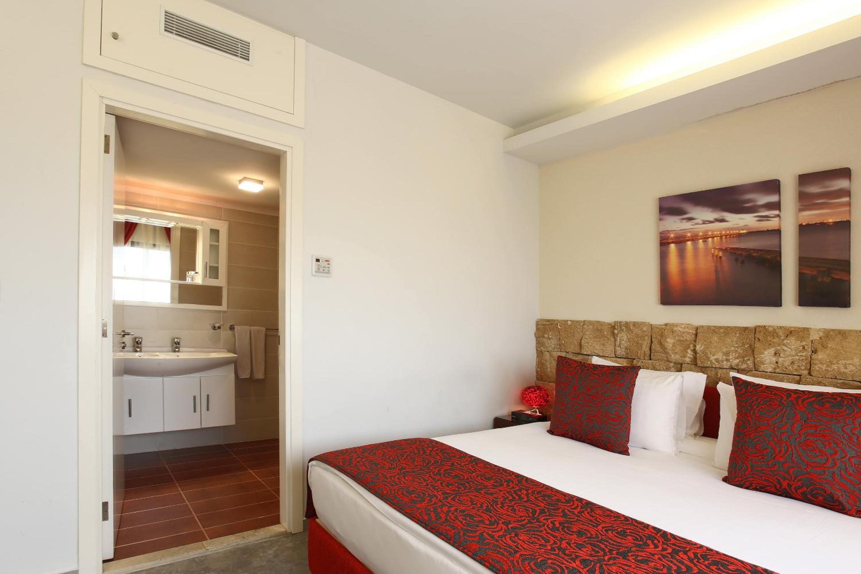 Premium Single Suite