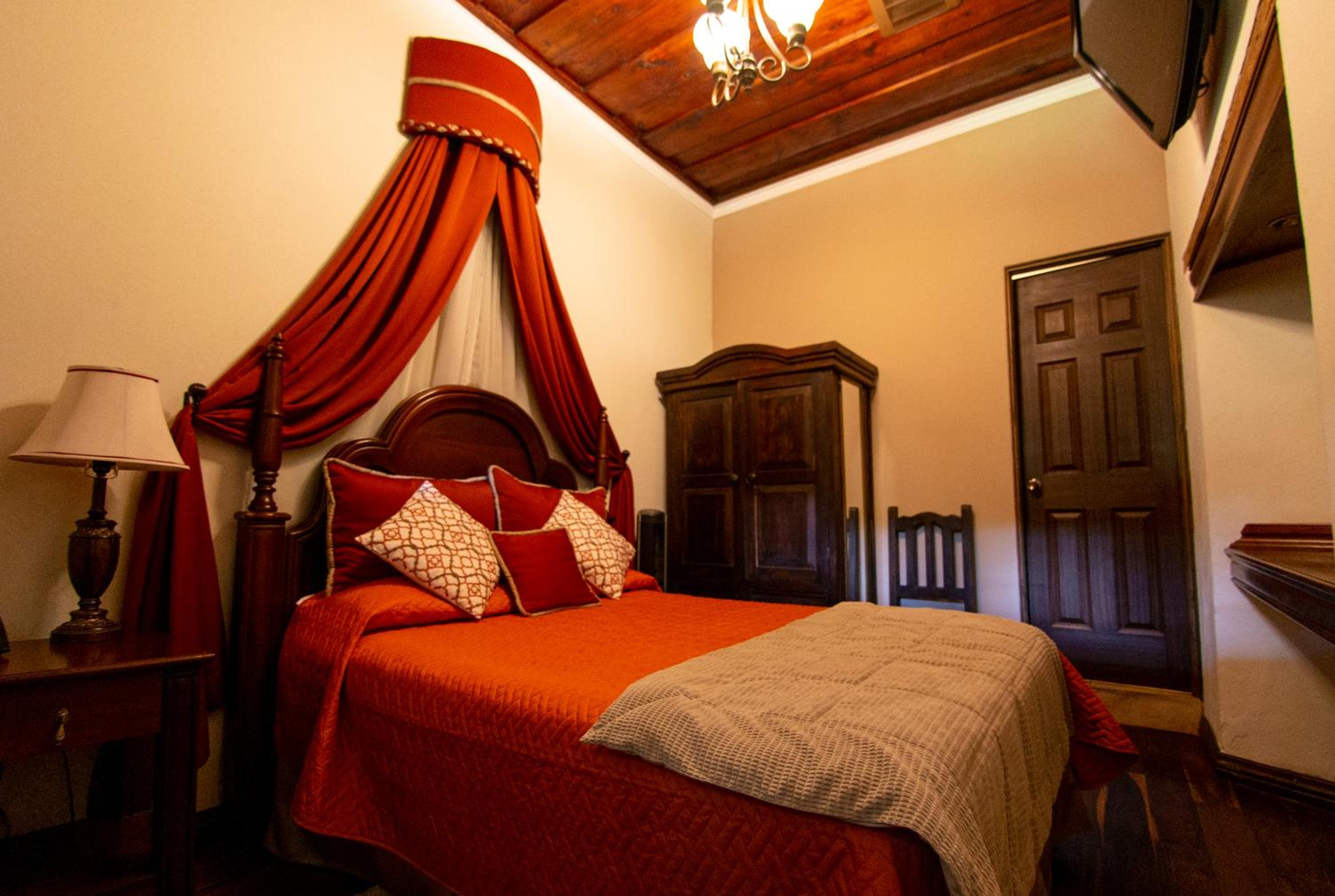 Standard Room, 1 Queen Bed photo 2