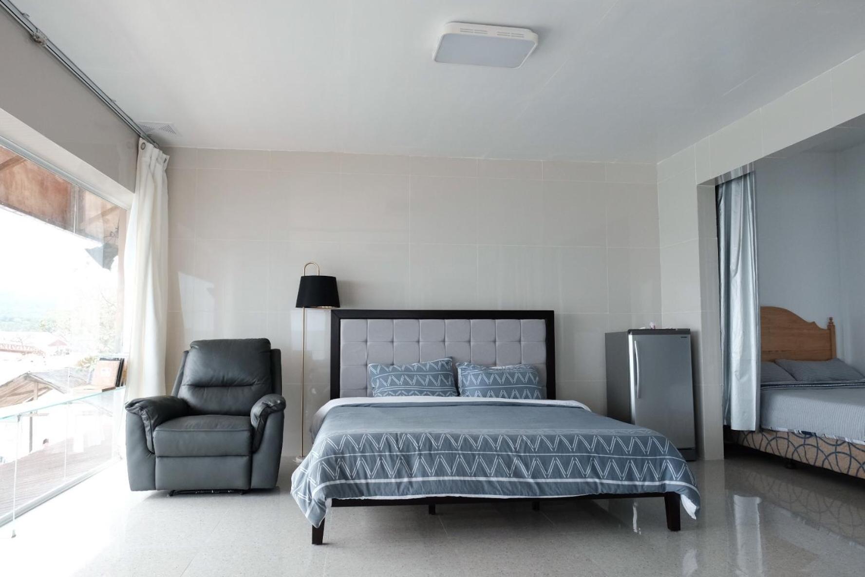 Deluxe Suite with Sea View - Photo 2