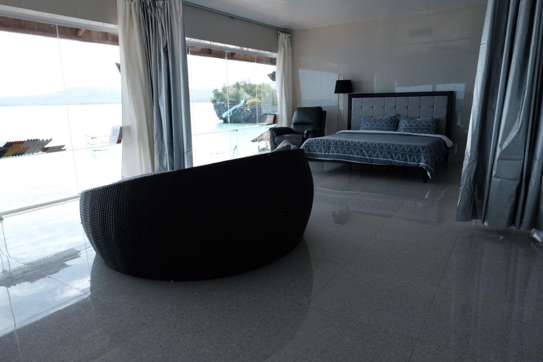 Deluxe Suite with Sea View - Photo 1