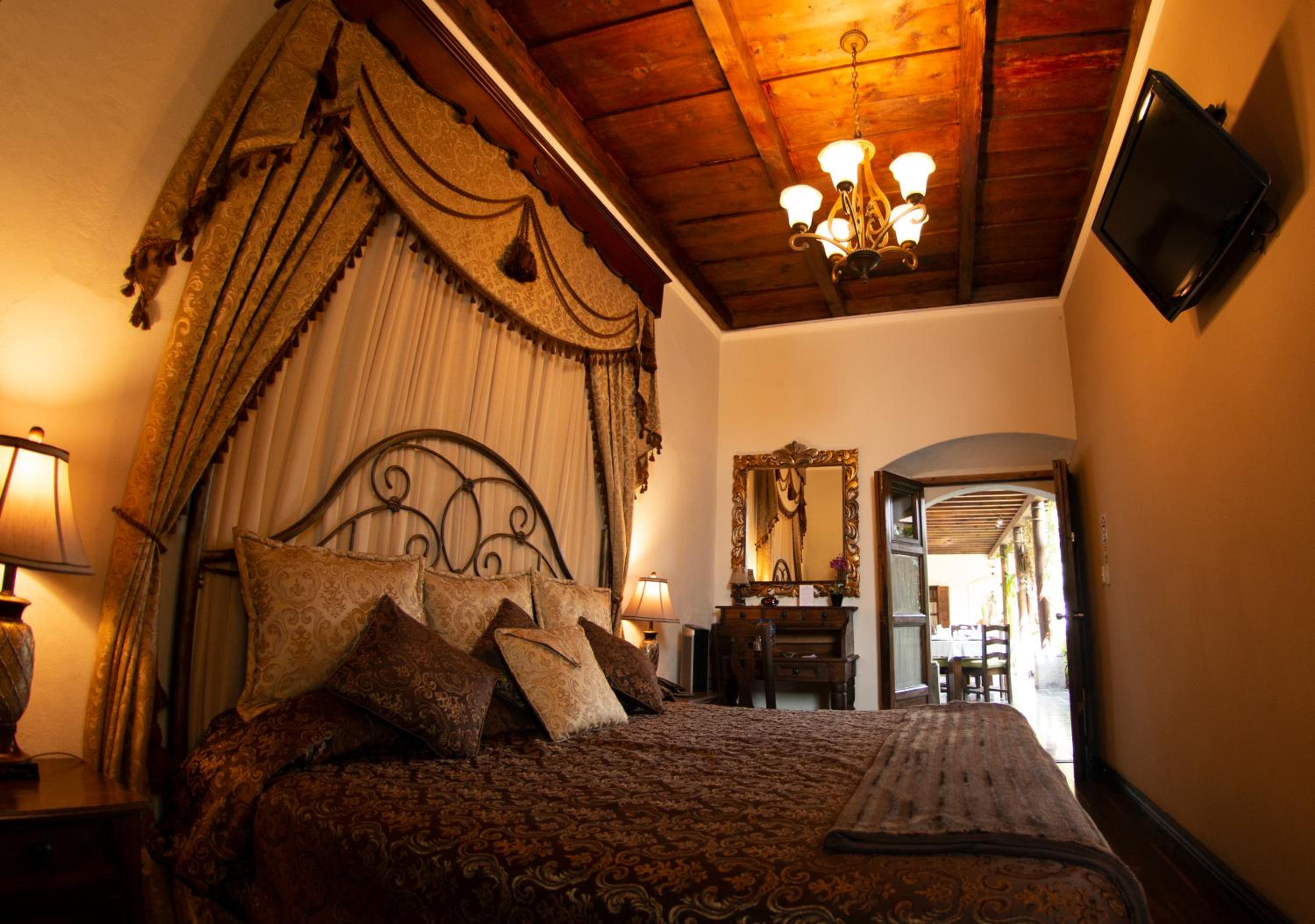 Superior Room, 1 King Bed photo 2