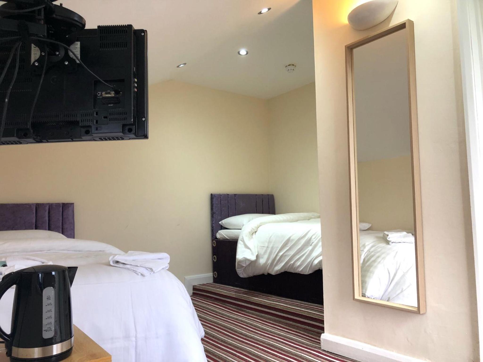 Twin Room - Photo 3