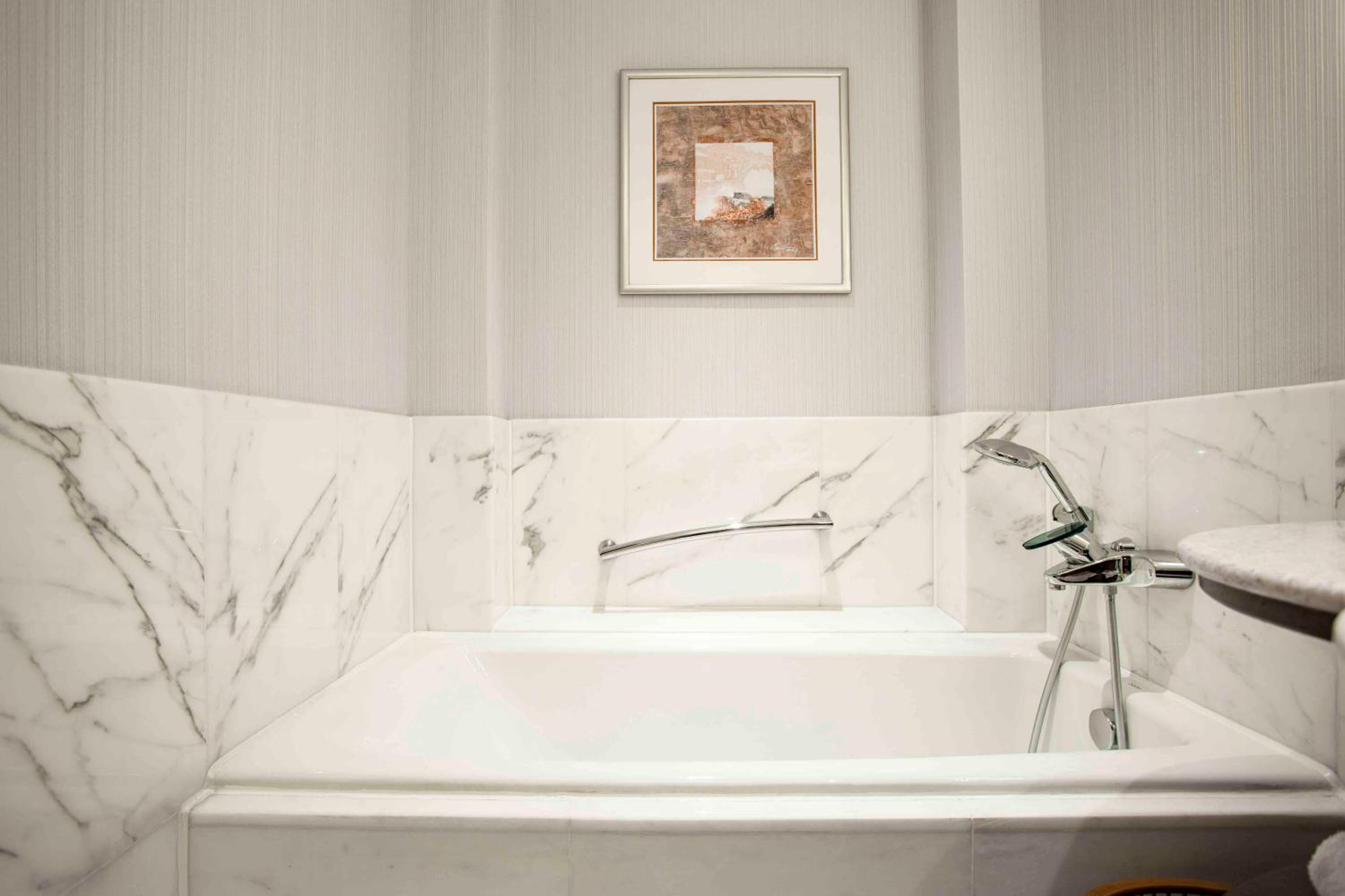 Deluxe King Room - Photo 2