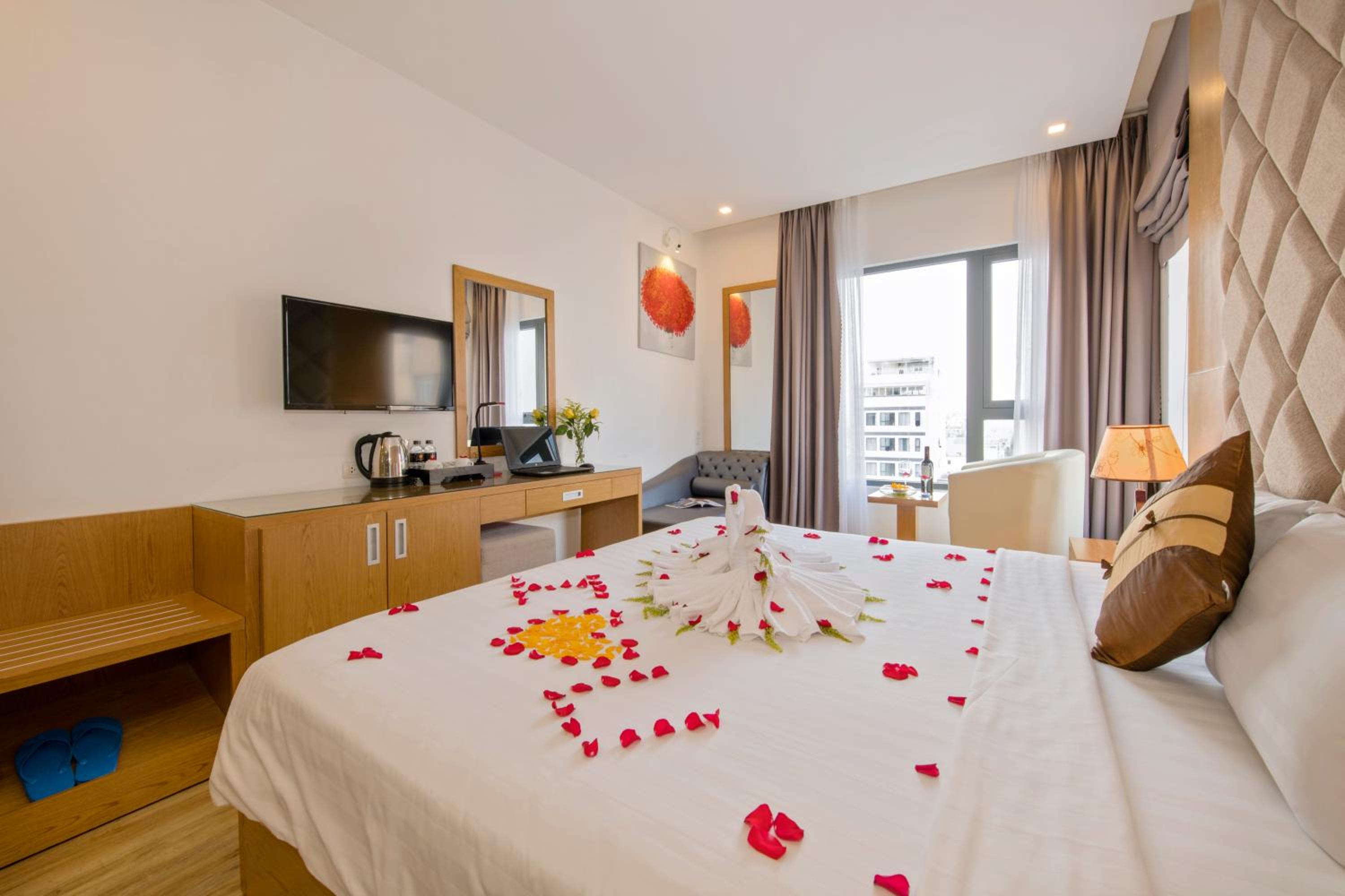 Deluxe Double Room with Bathtub - City View photo 2