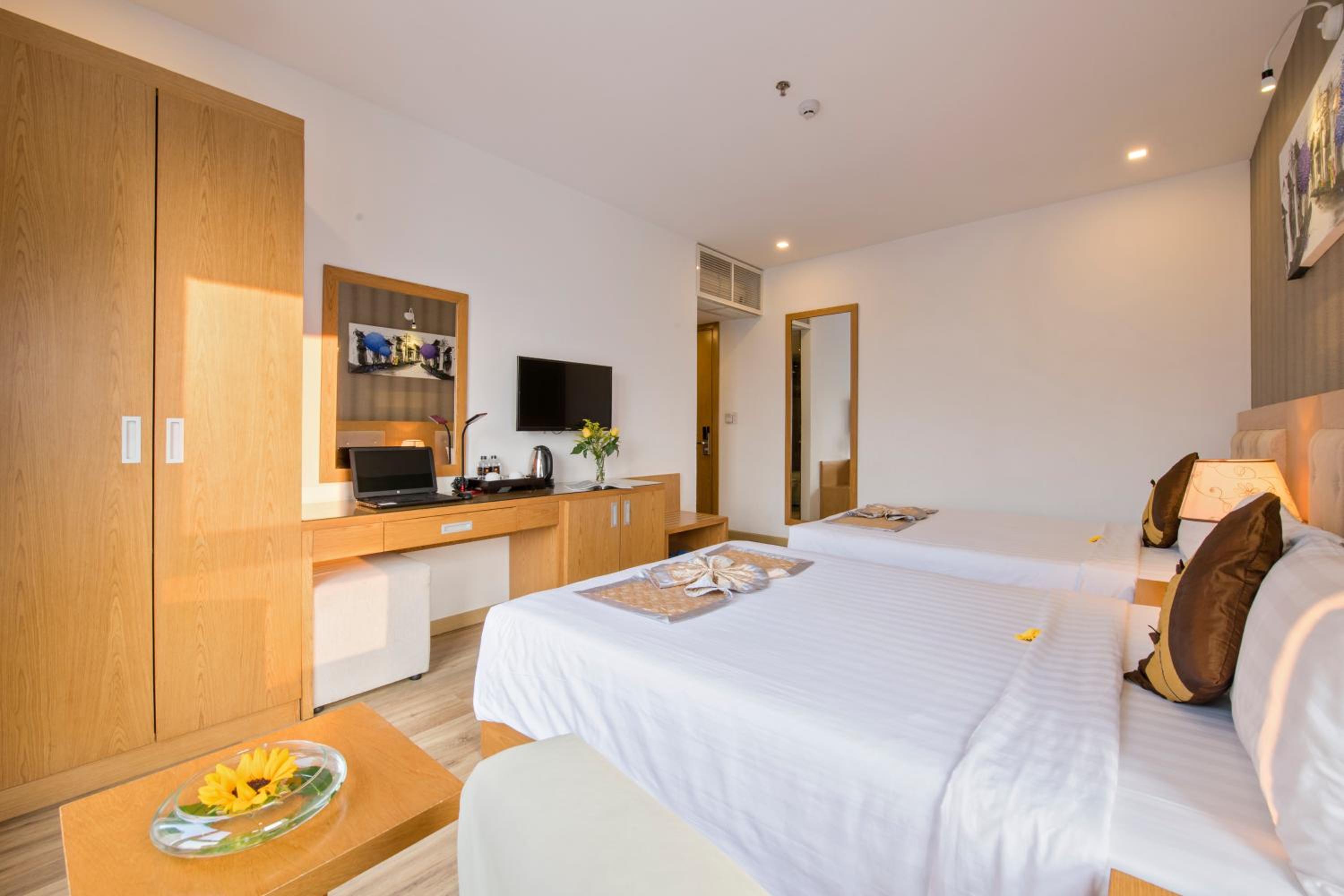 Deluxe Triple Room With Bathtub photo 2