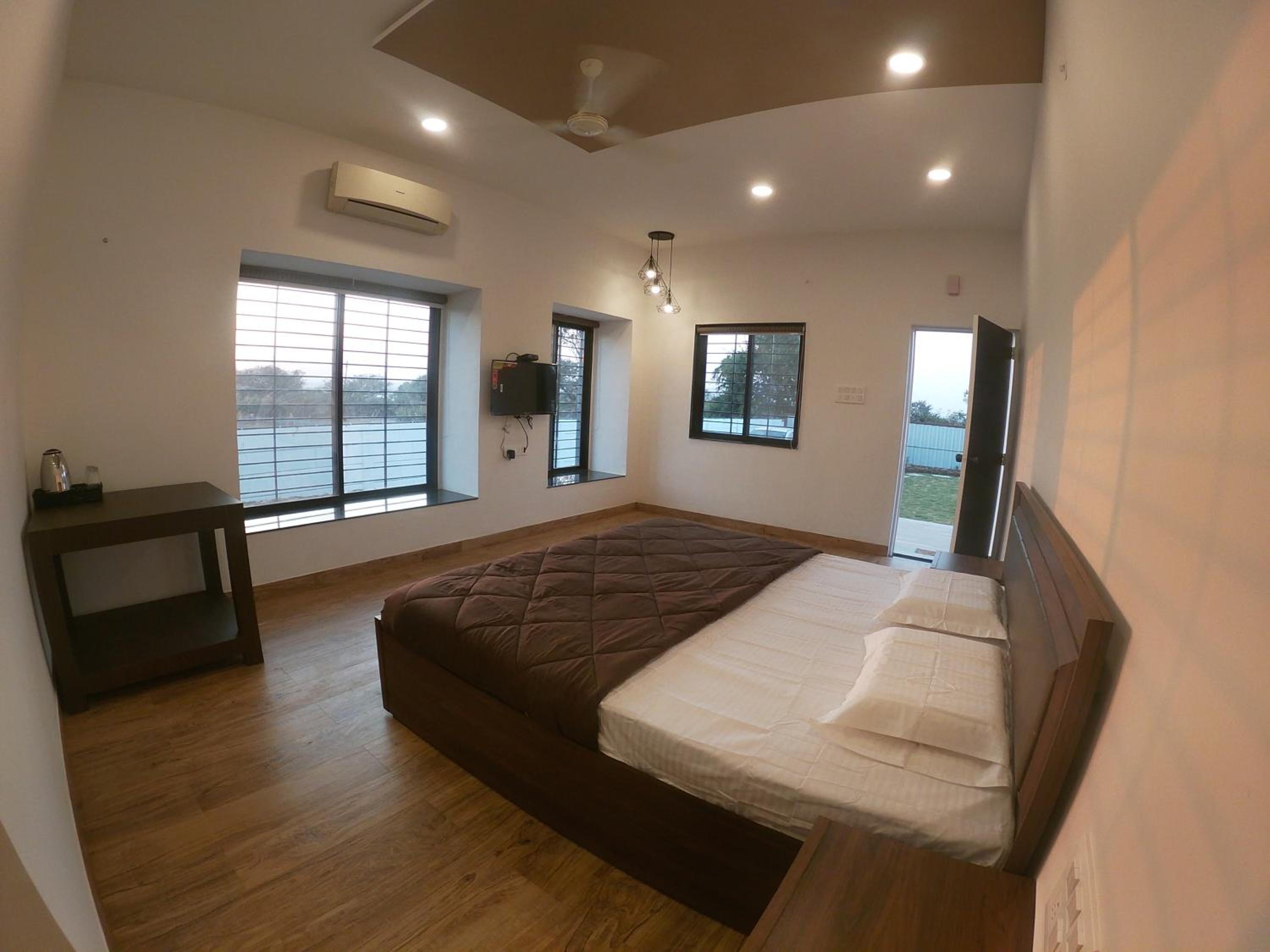 Deluxe King Room photo 1