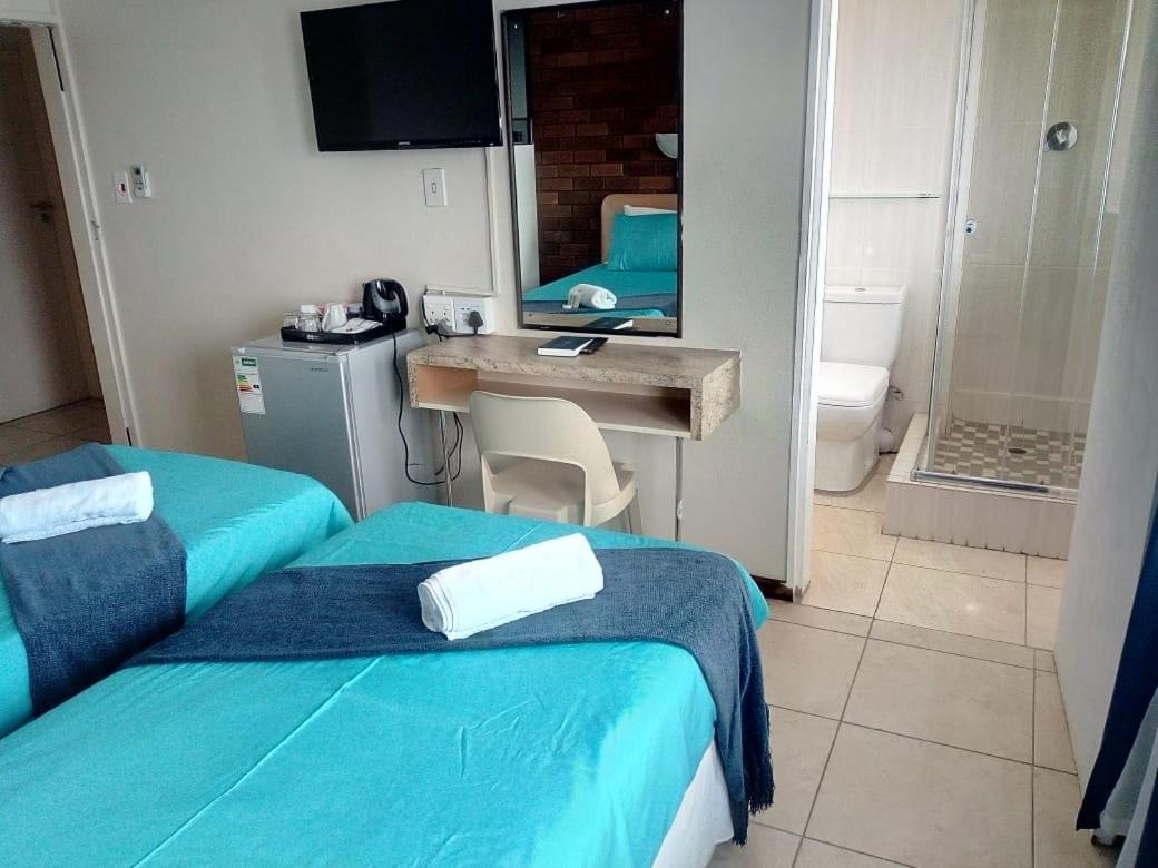 Twin Room with Bathroom - Photo 1