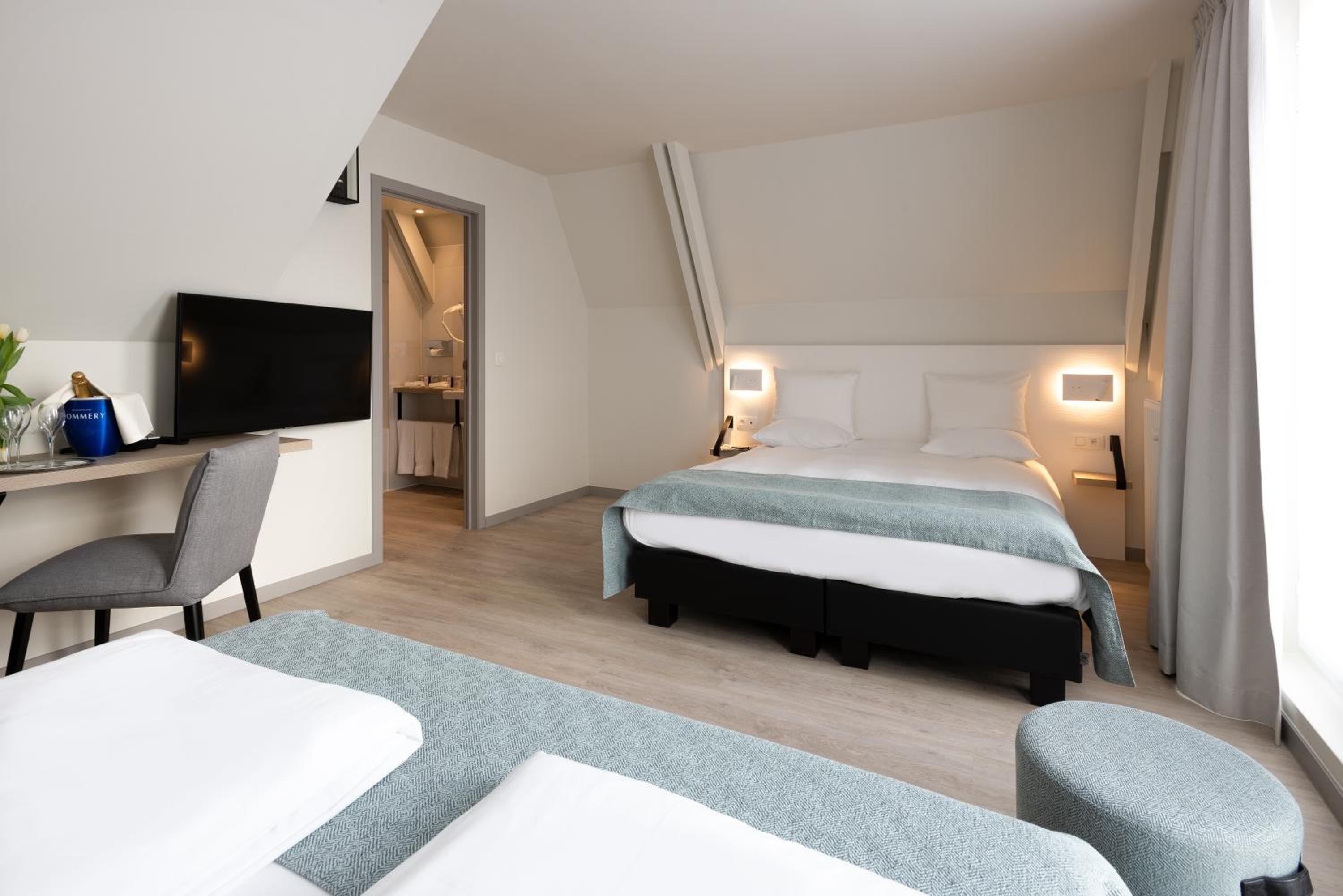 Quadruple Room thumbnail 5