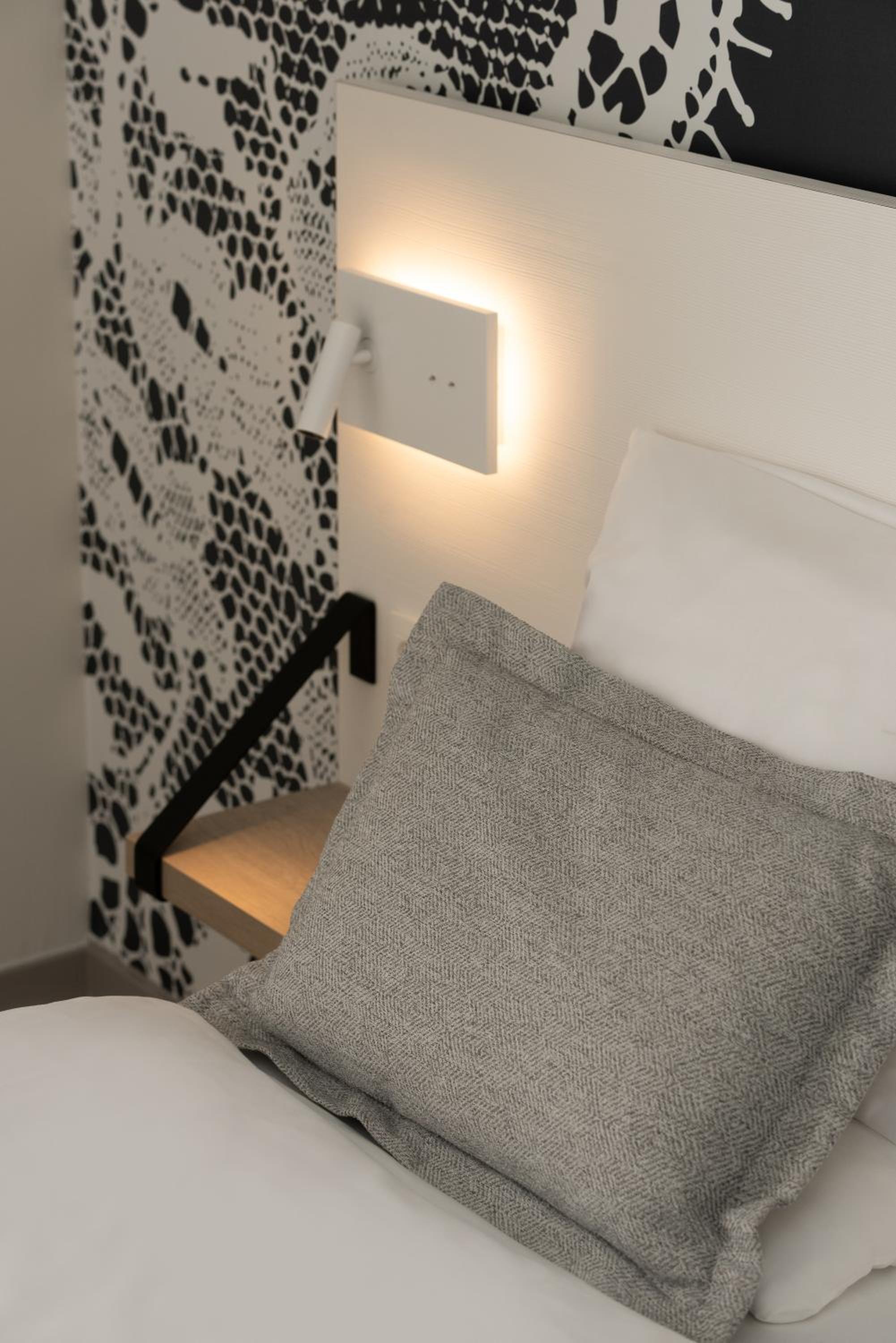 Twin Room thumbnail 5