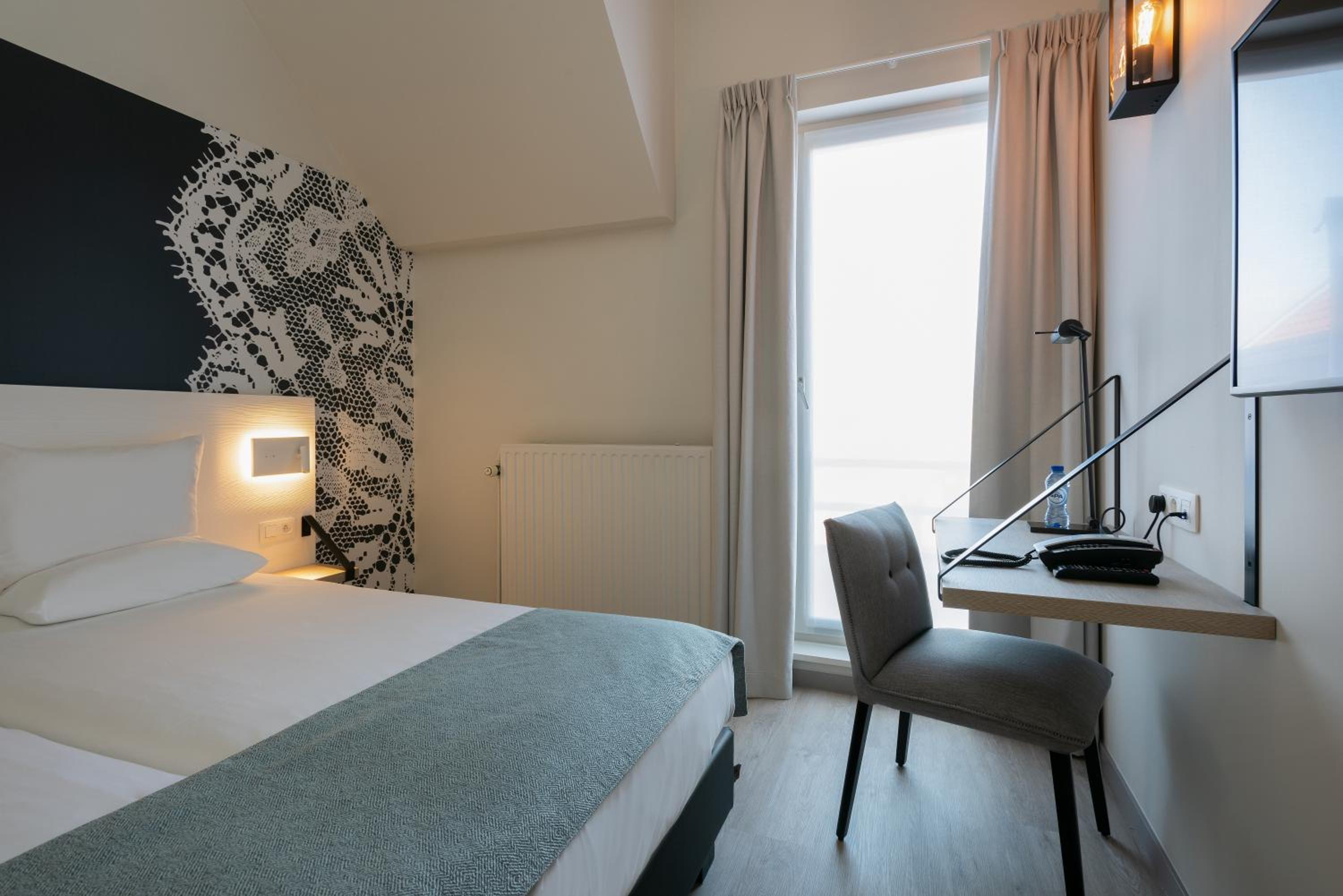 Double Room with Bath thumbnail 5