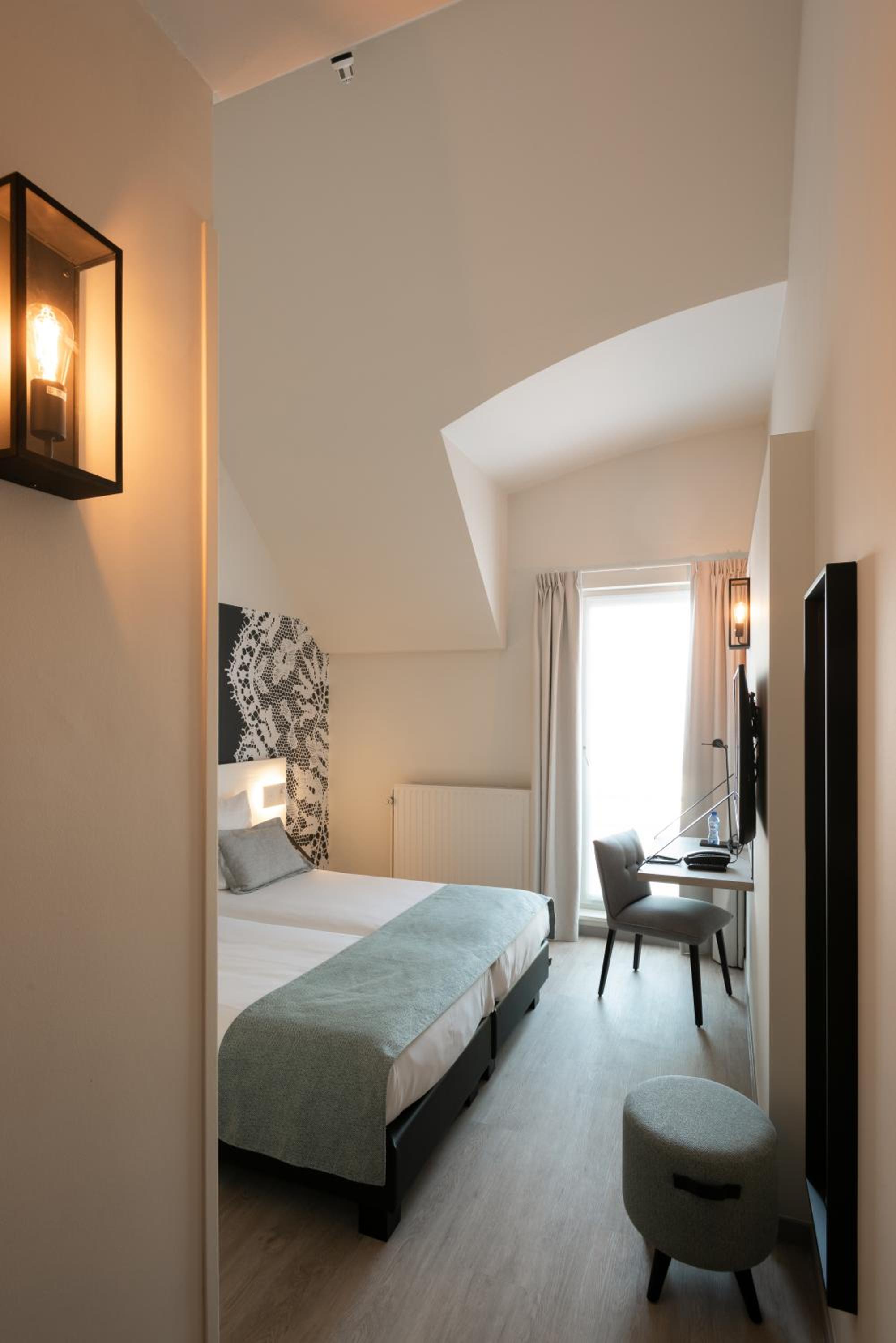 Double Room with Bath thumbnail 6