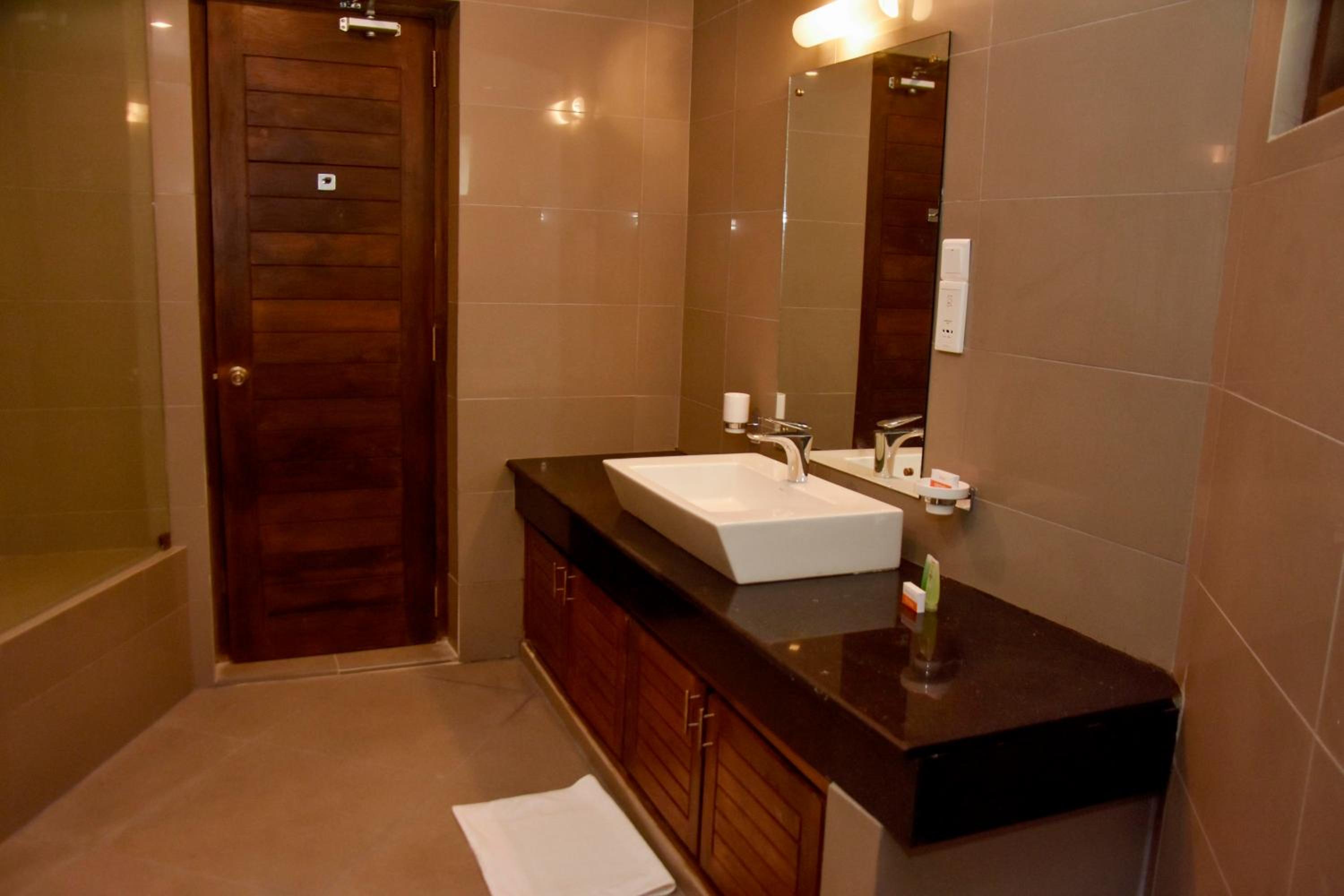 Deluxe Double Room with Sea View and Balcony - Photo 29