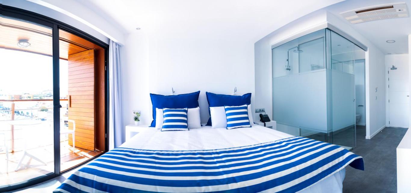 Deluxe Double Room with Balcony and Sea View thumbnail 5