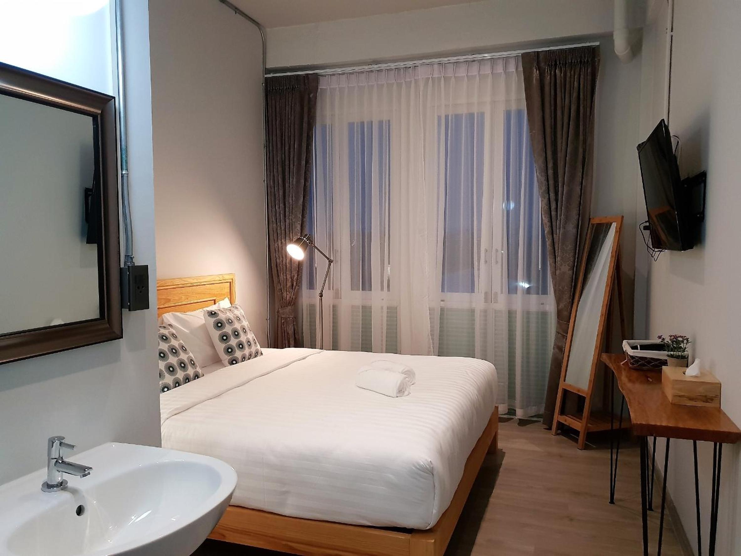 Deluxe King Room - Photo 7