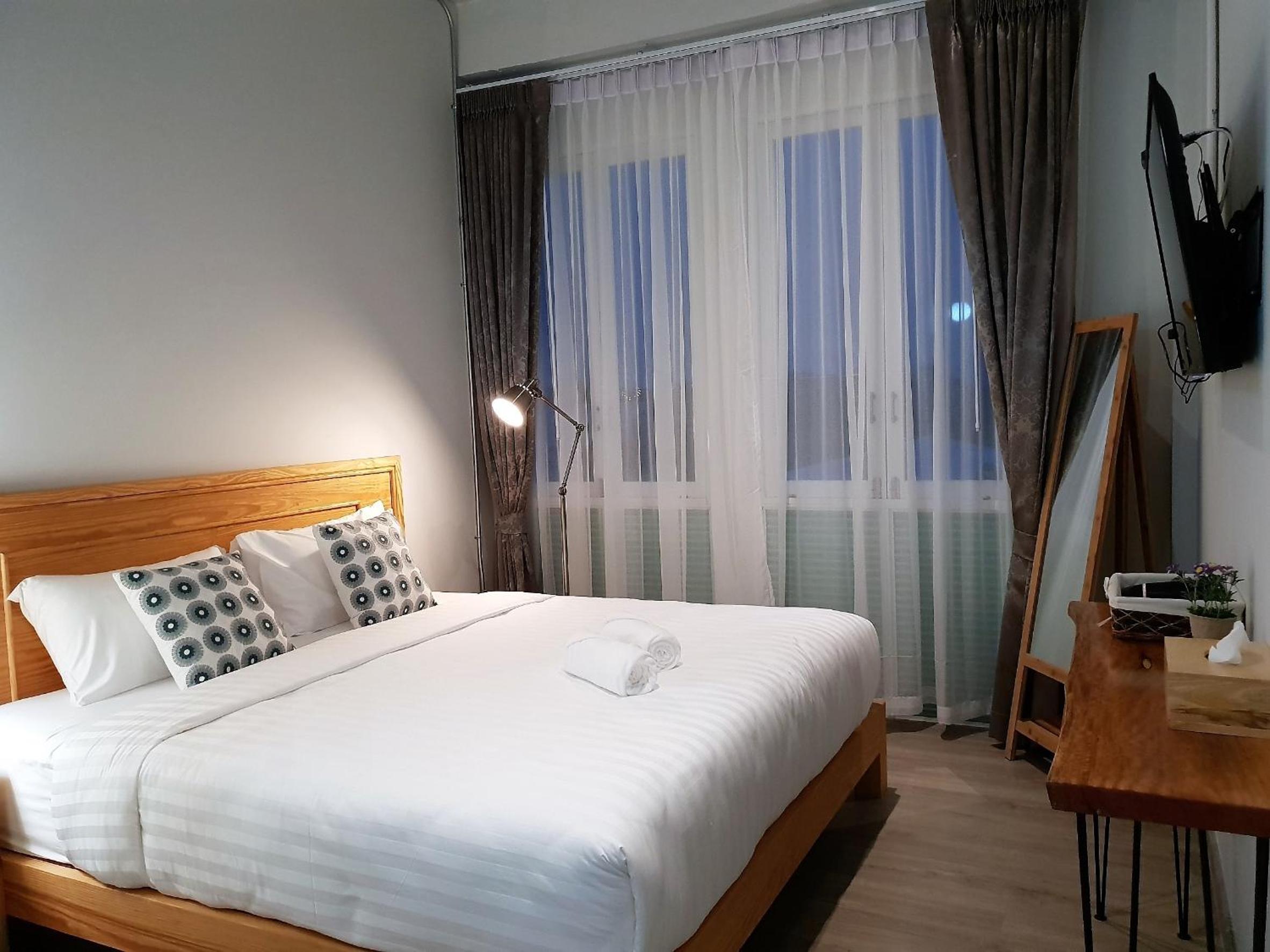 Deluxe King Room - Photo 8