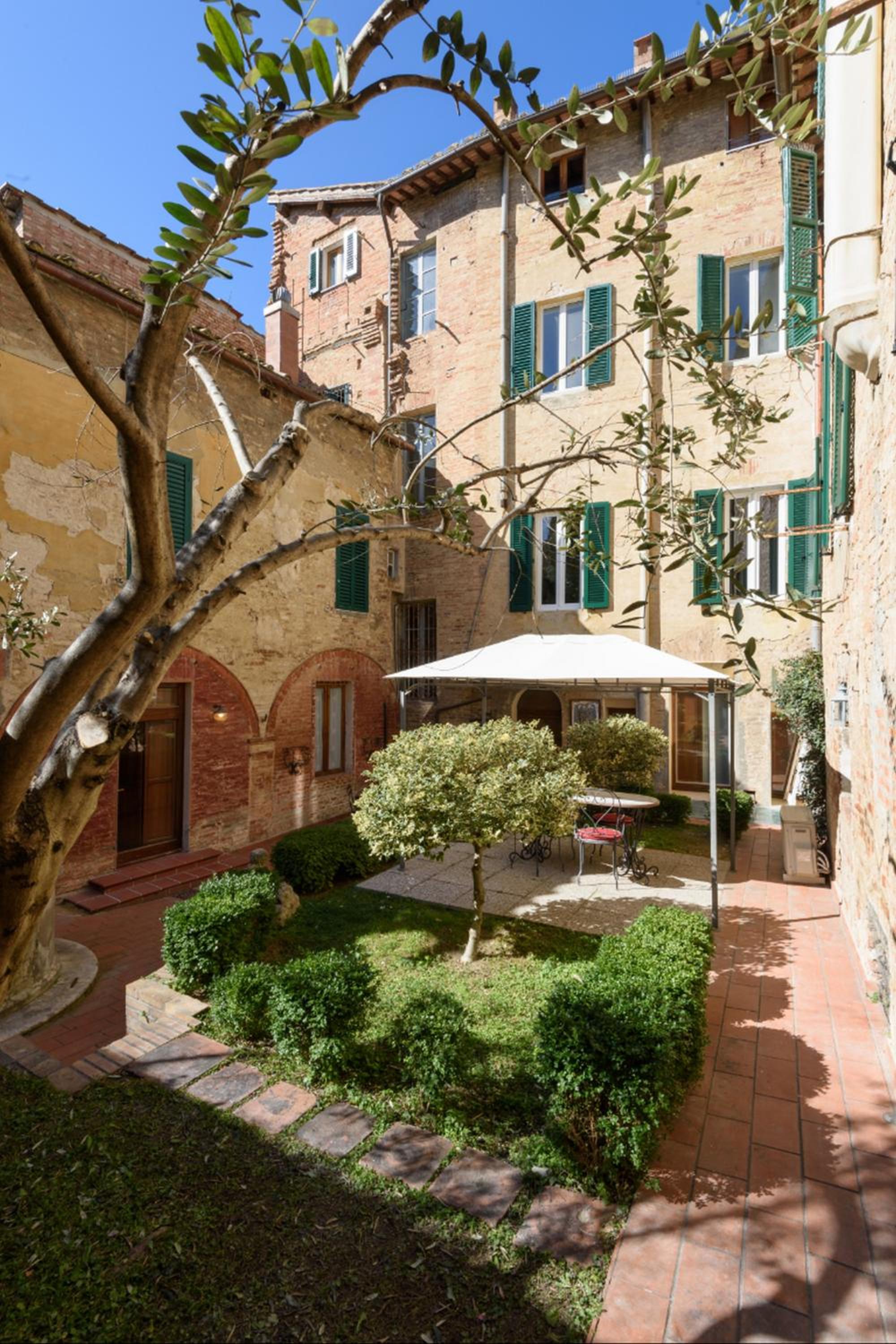 Apartment with Garden View - Photo 29