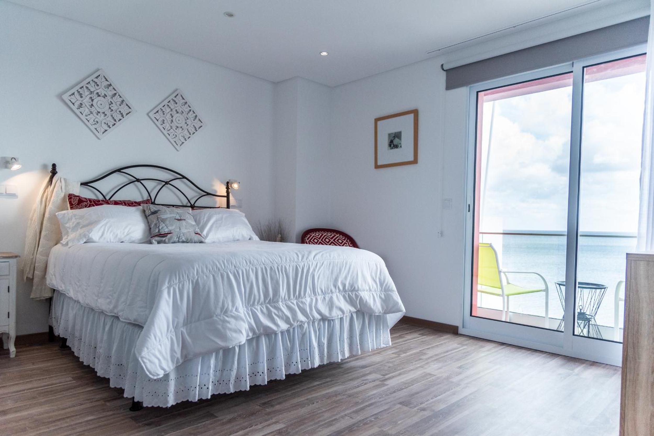 Deluxe Double Room with Balcony and Sea View - Photo 17