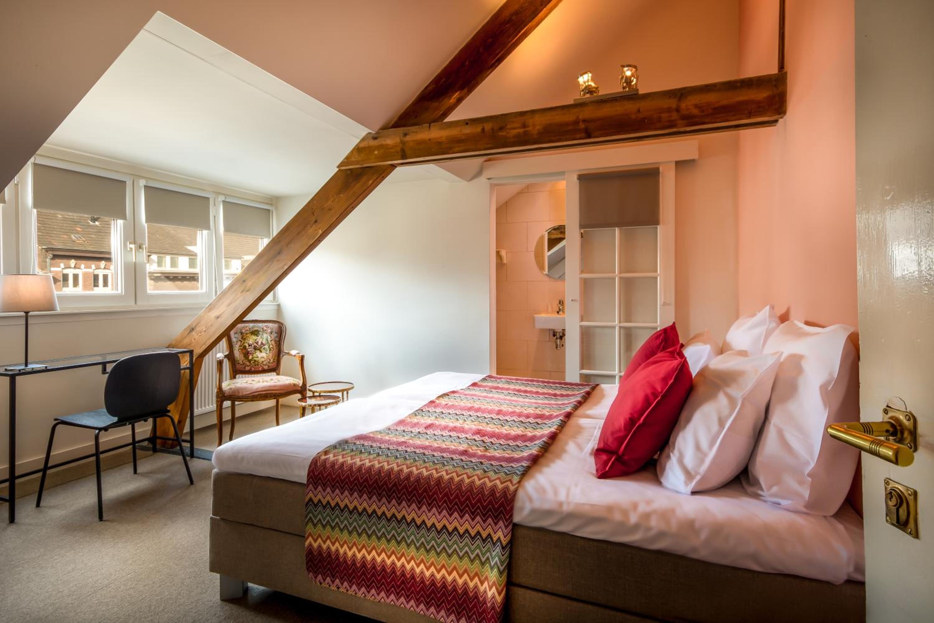 Twin Room with Private Bathroom photo 3