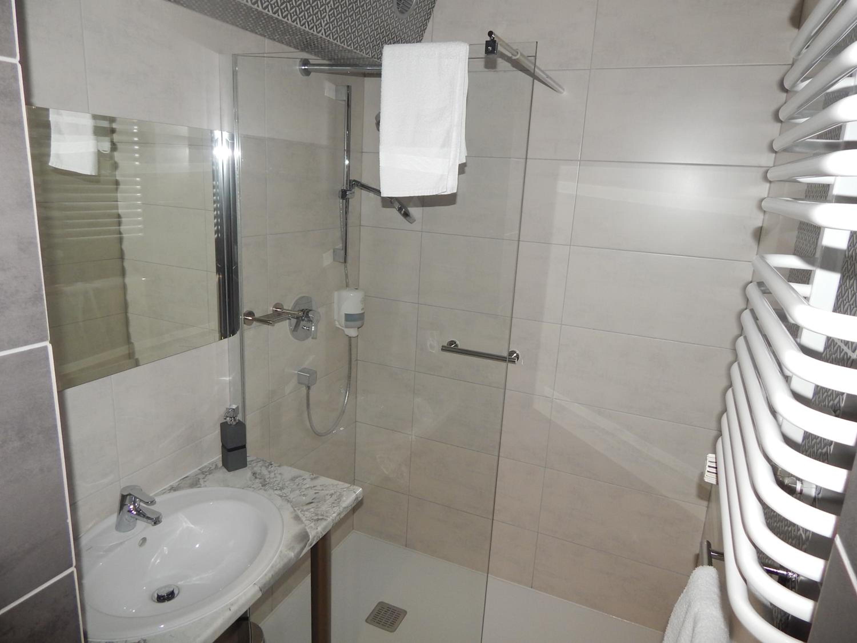 Standard Double or Twin Room - Photo 12