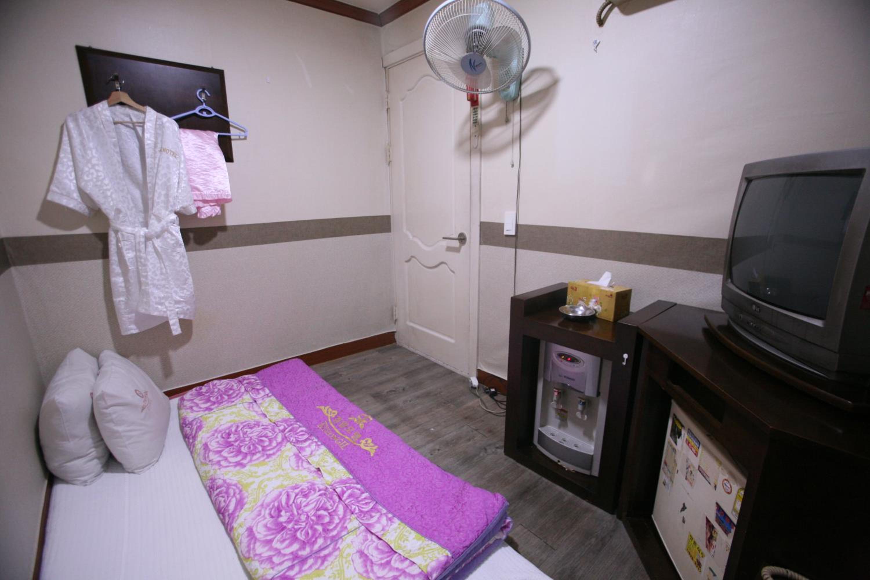 Double Room - Photo 7