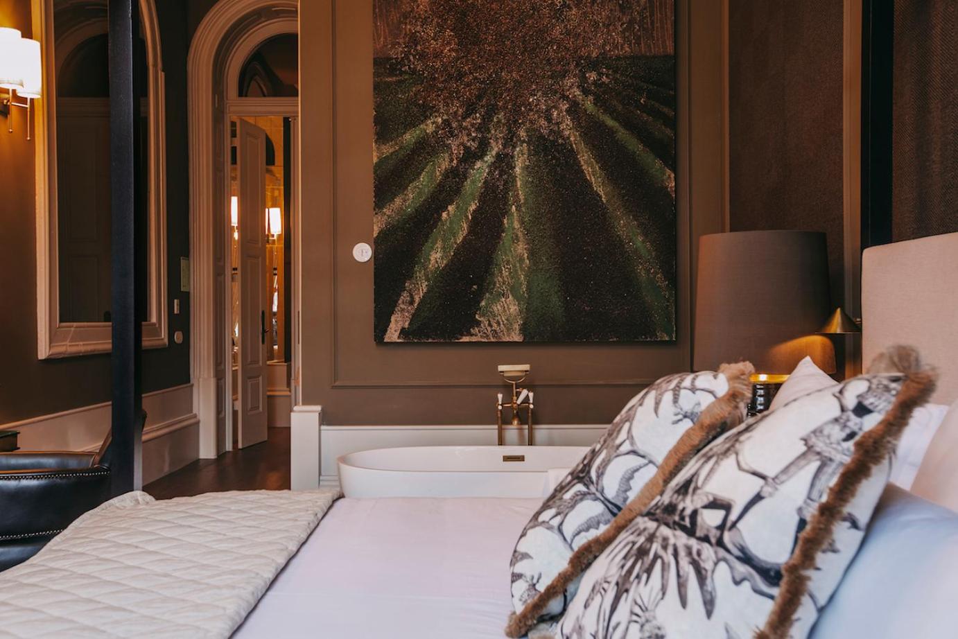 Deluxe Double Room with Bath - Photo 9