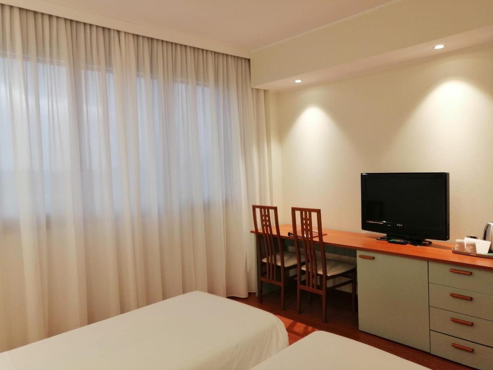 Standard Twin Room - Photo 8
