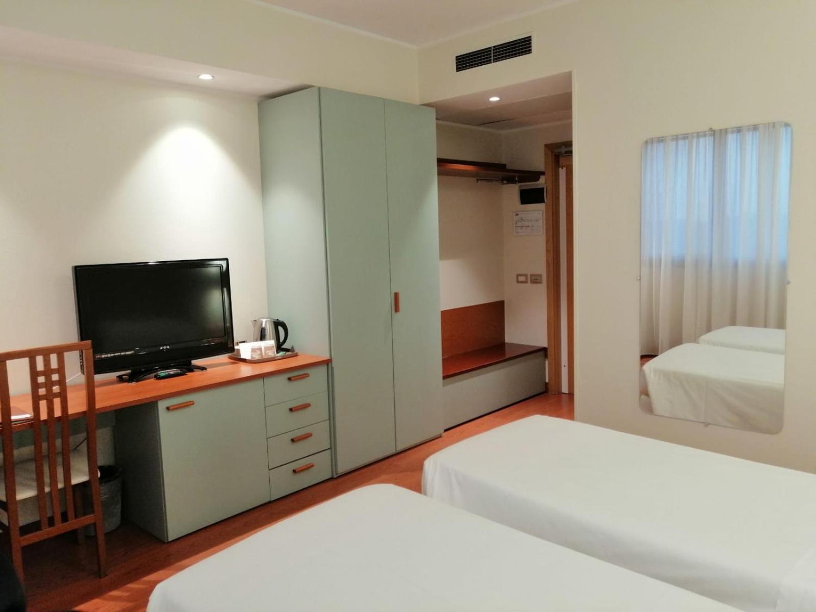 Standard Twin Room - Photo 10