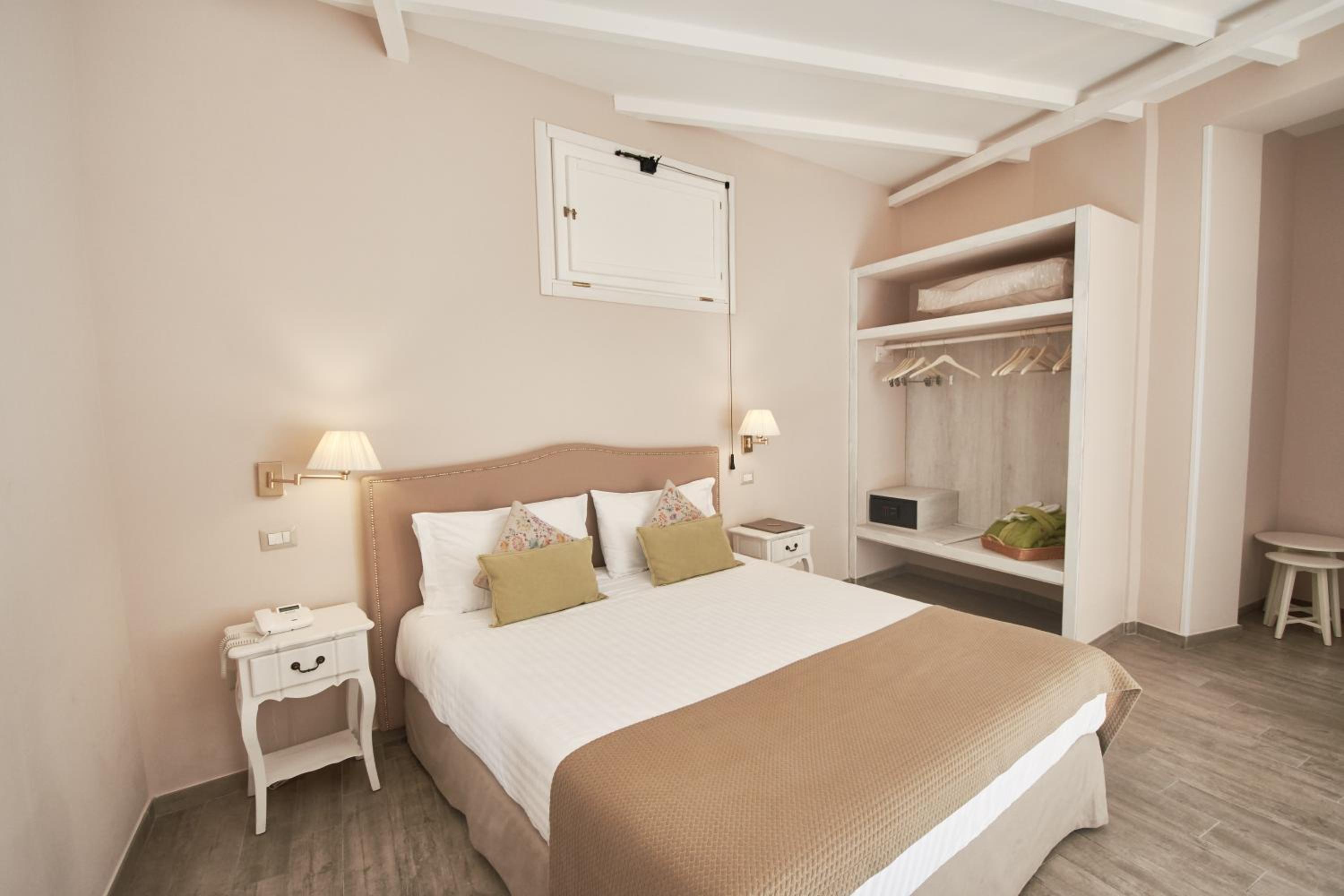 Deluxe Double Room with Bath photo 3