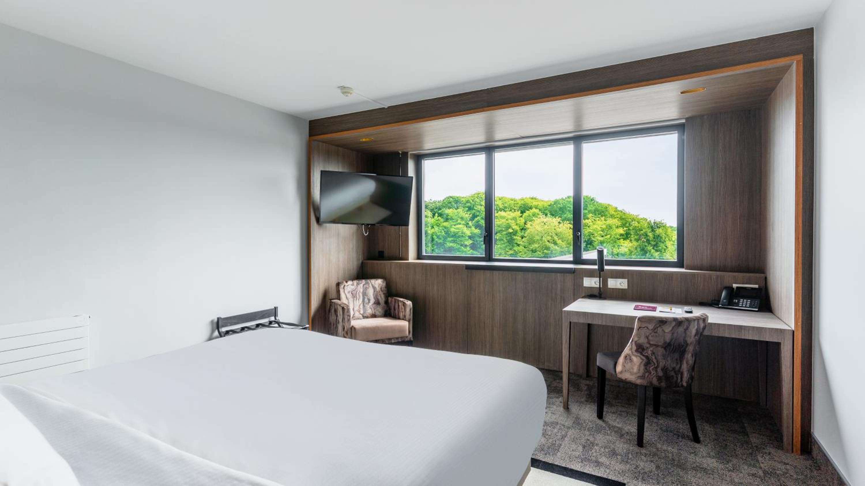 Family Connecting Room with Two Queen Beds and One Single Bed